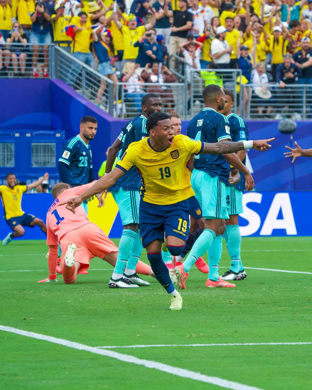 A imagem mostra Plata, do Equador, comemorando o gol.