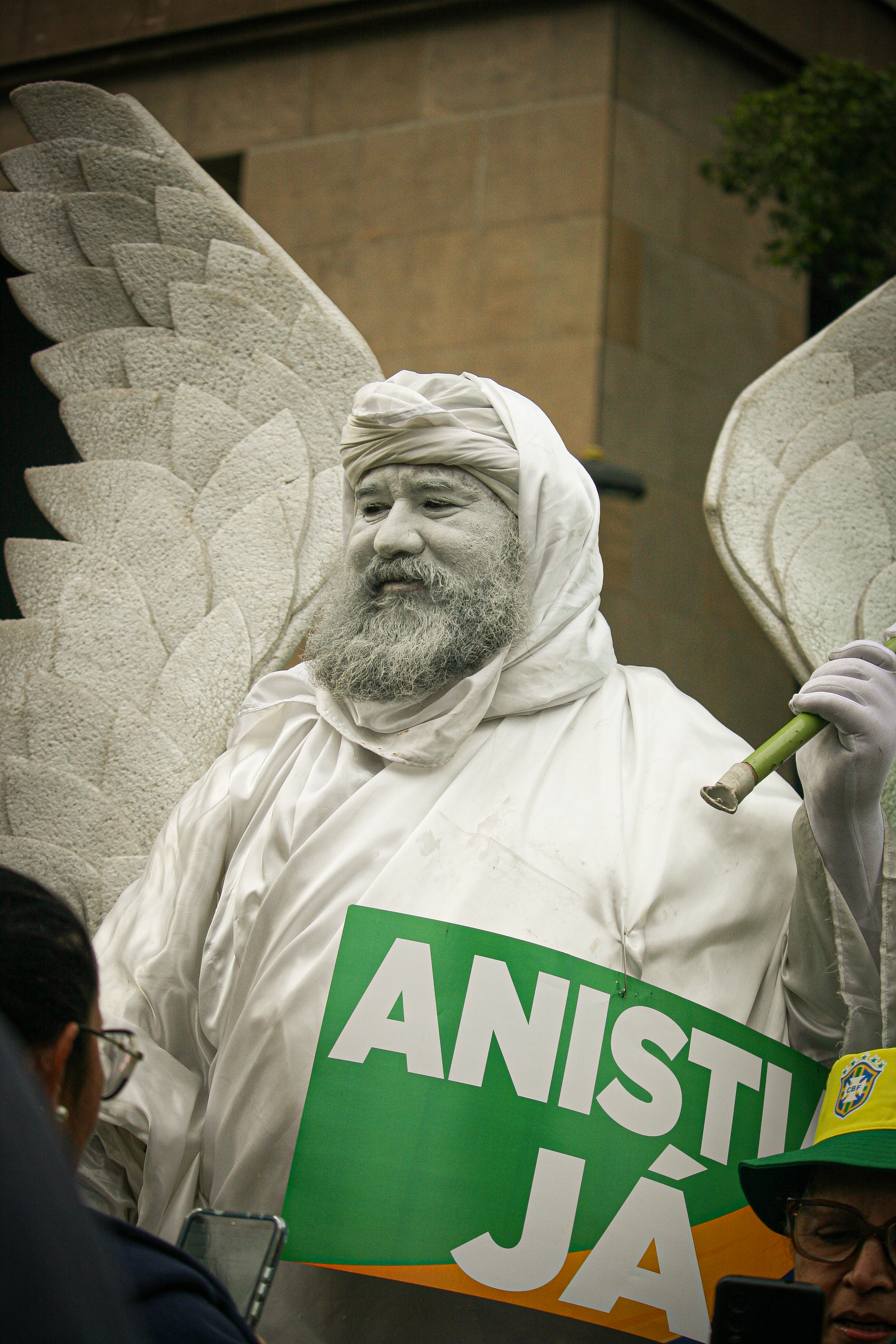 Estátua não identificada pedindo Anistia / Foto: Thaís de Matos