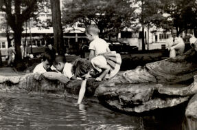 Crianças brincando na fonte do Parque Buenos Aires, um dos principais locais do bairro em seu começo. - Foto: desconhecido.