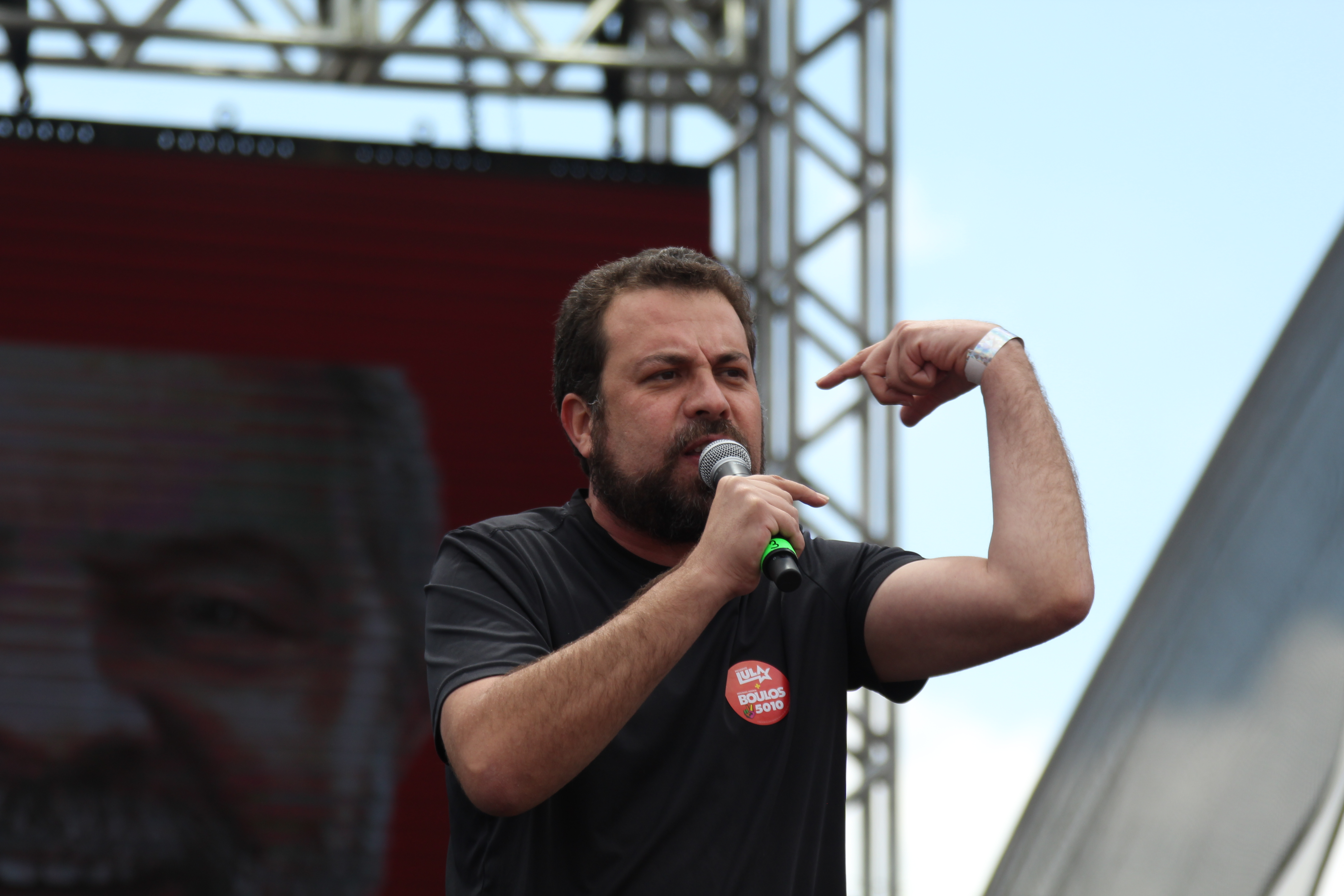 Guilherme Boulos PSOL em Comício Lula campanha Grajaú 