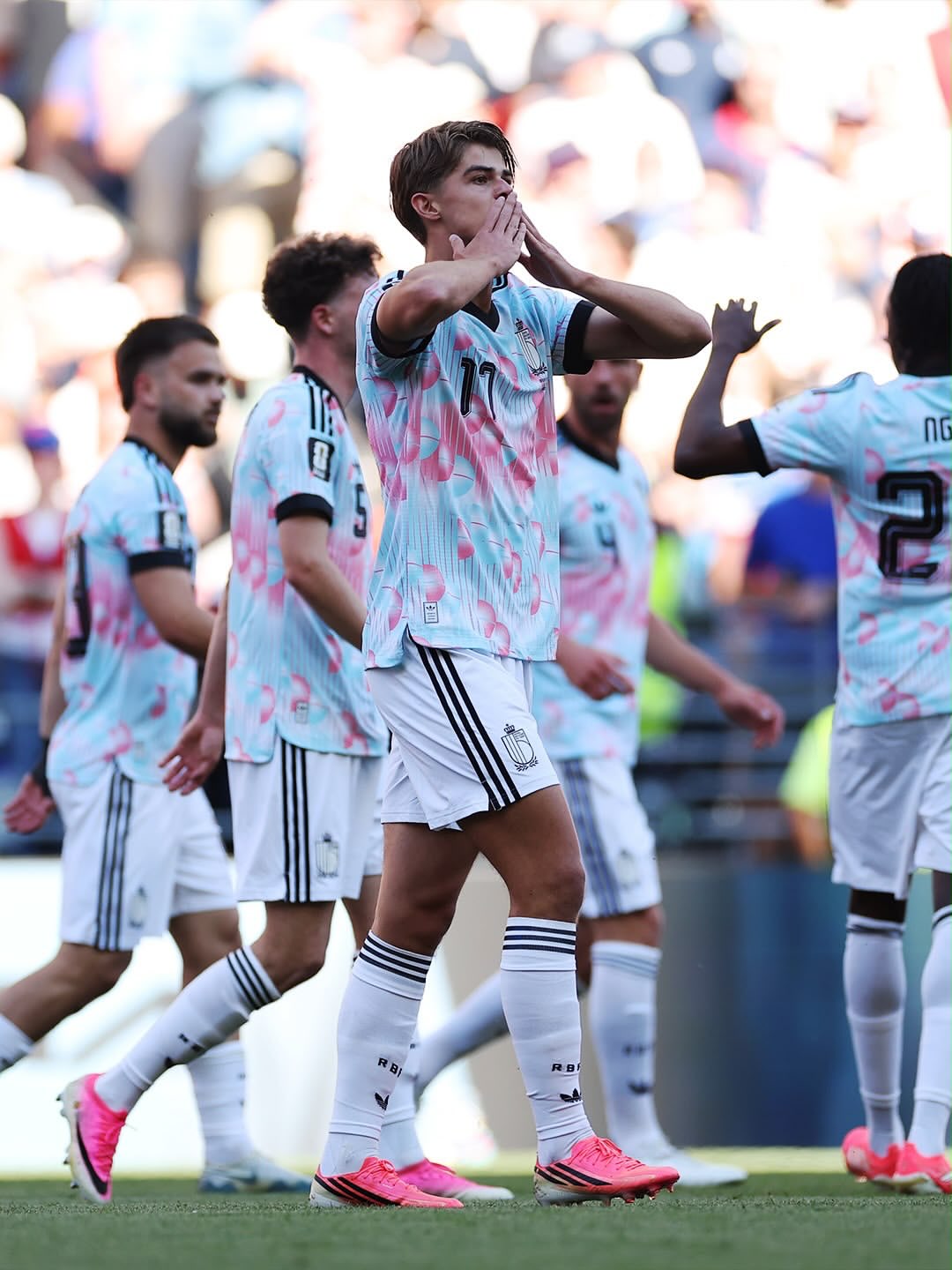 A imagem mostra ketelaere, da Bélgica, comemorando o gol