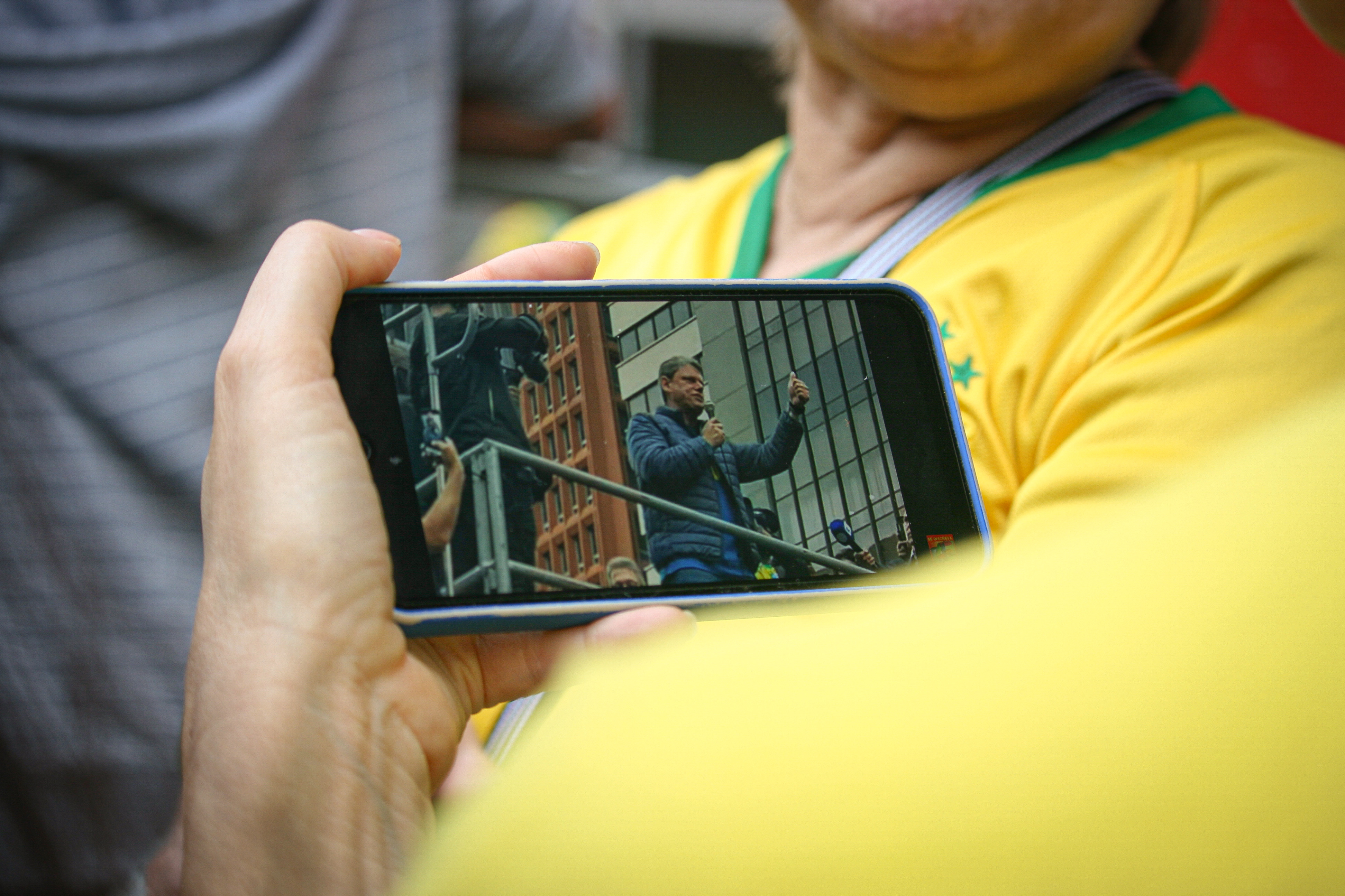 Tarcísio sendo assistido enquanto discursa no palanque da Paulista / Foto: Thaís de Matos