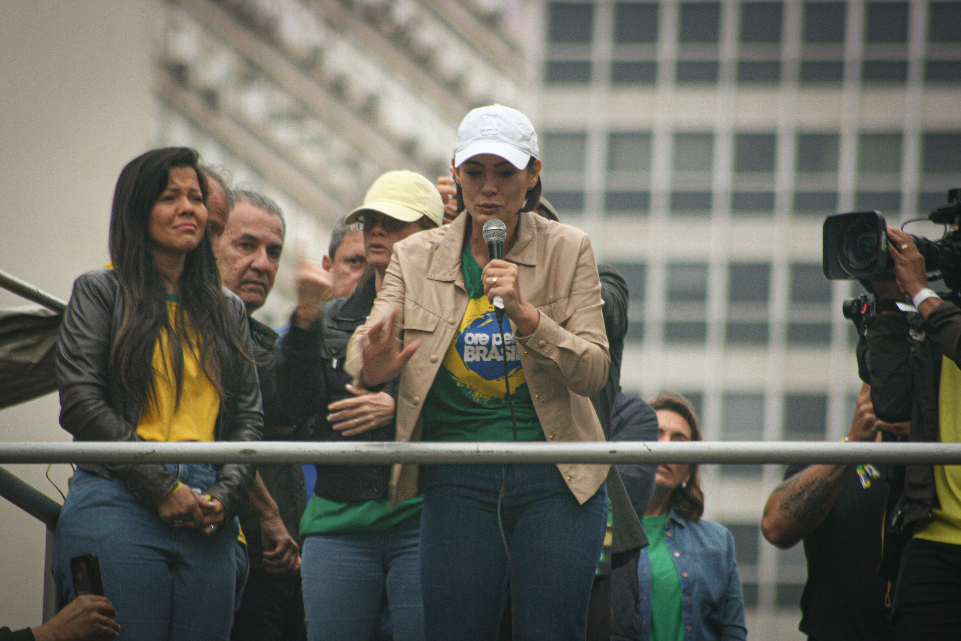 Ao fundo na esquerda, Malafaia, e no centro, Michelle Bolsonaro discursando no palanque / Foto: Thaís de Matos