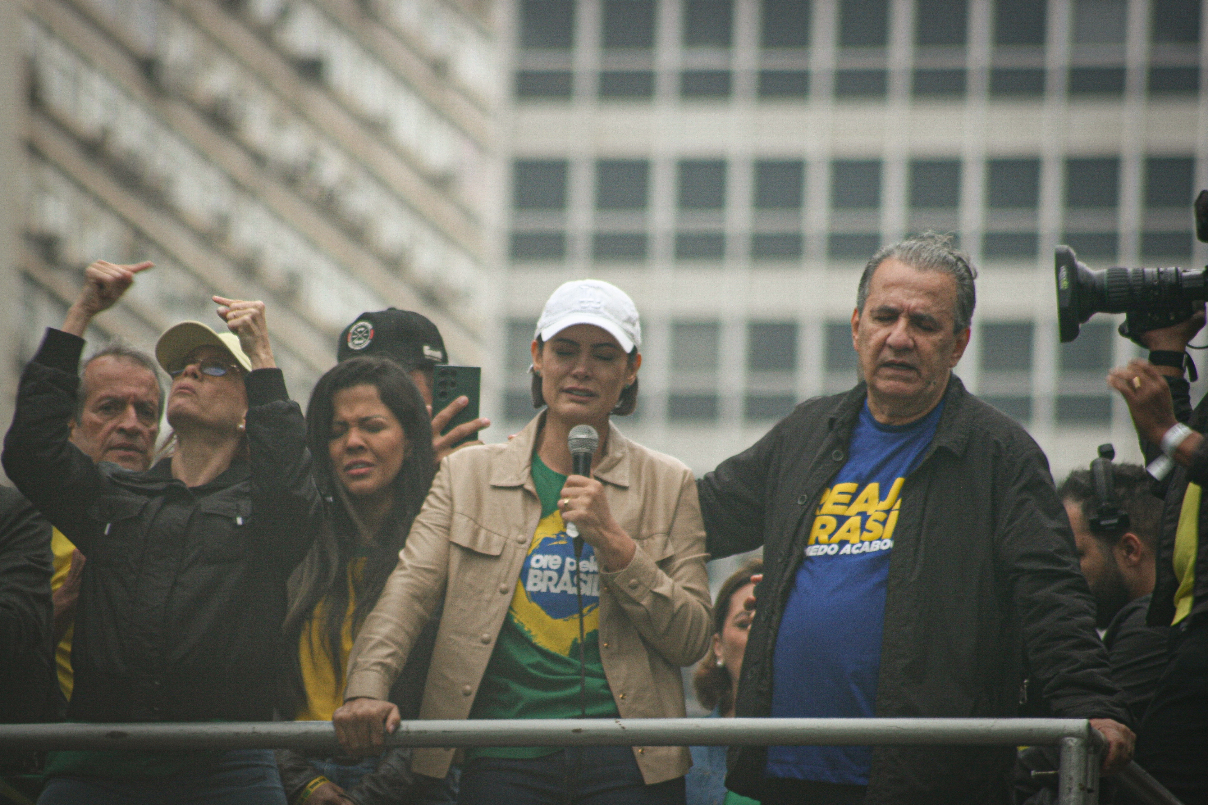 Na lateral esquerda, o presidente do PL, Valdemar Costa Neto, e no centro para a direita, Michelle e Malafaia orando no palanque / Foto: Thaís de Matos