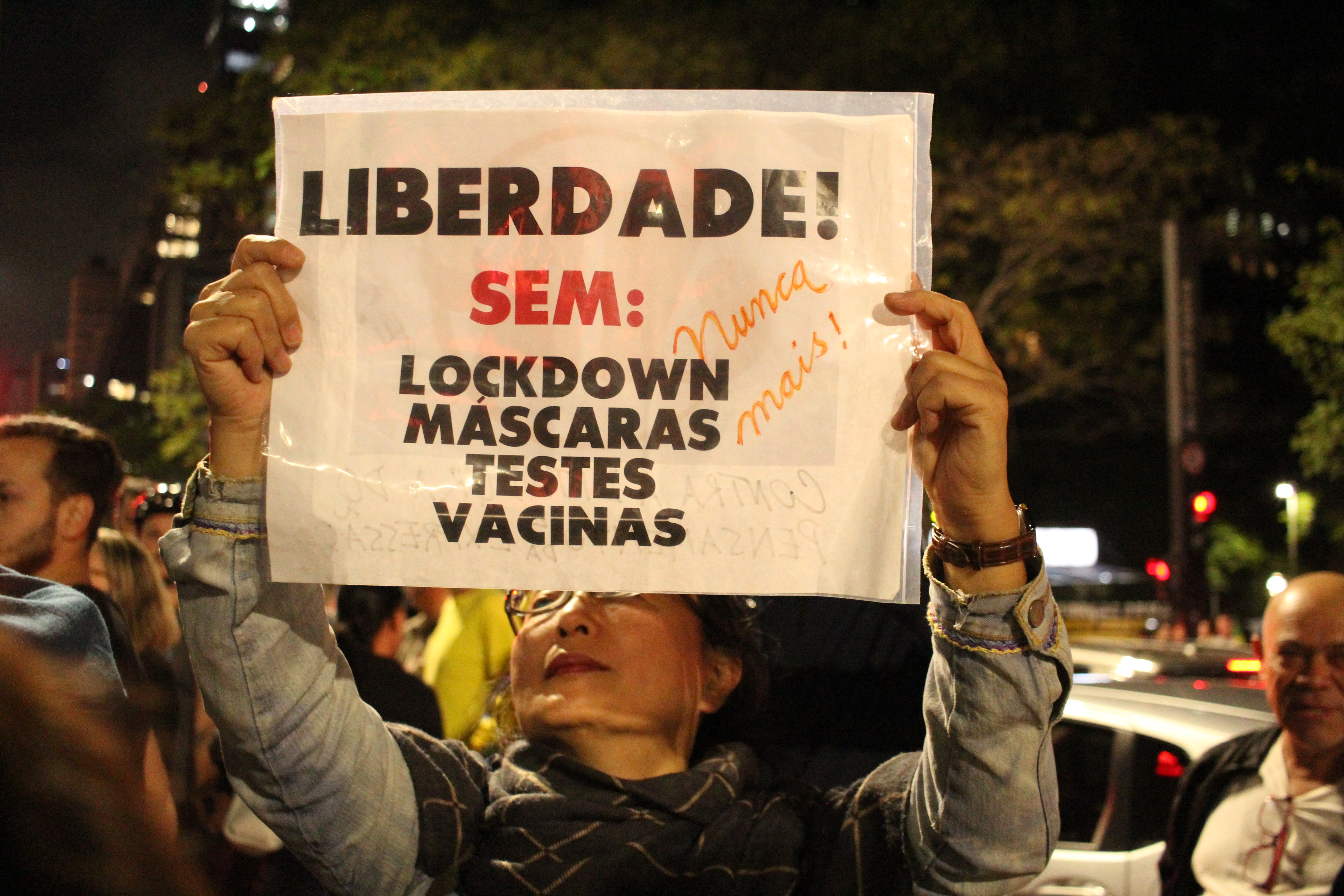 Ato Avenida Paulista placa antivacina liberdade sem lockdown testes vacina