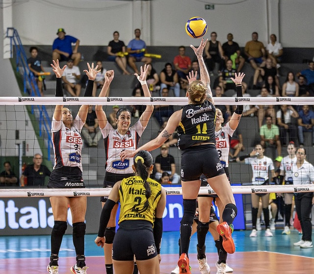 Payton Caffrey atacando com bloqueio triplo do Sesi Bauru - Foto: Bruno Cunha 