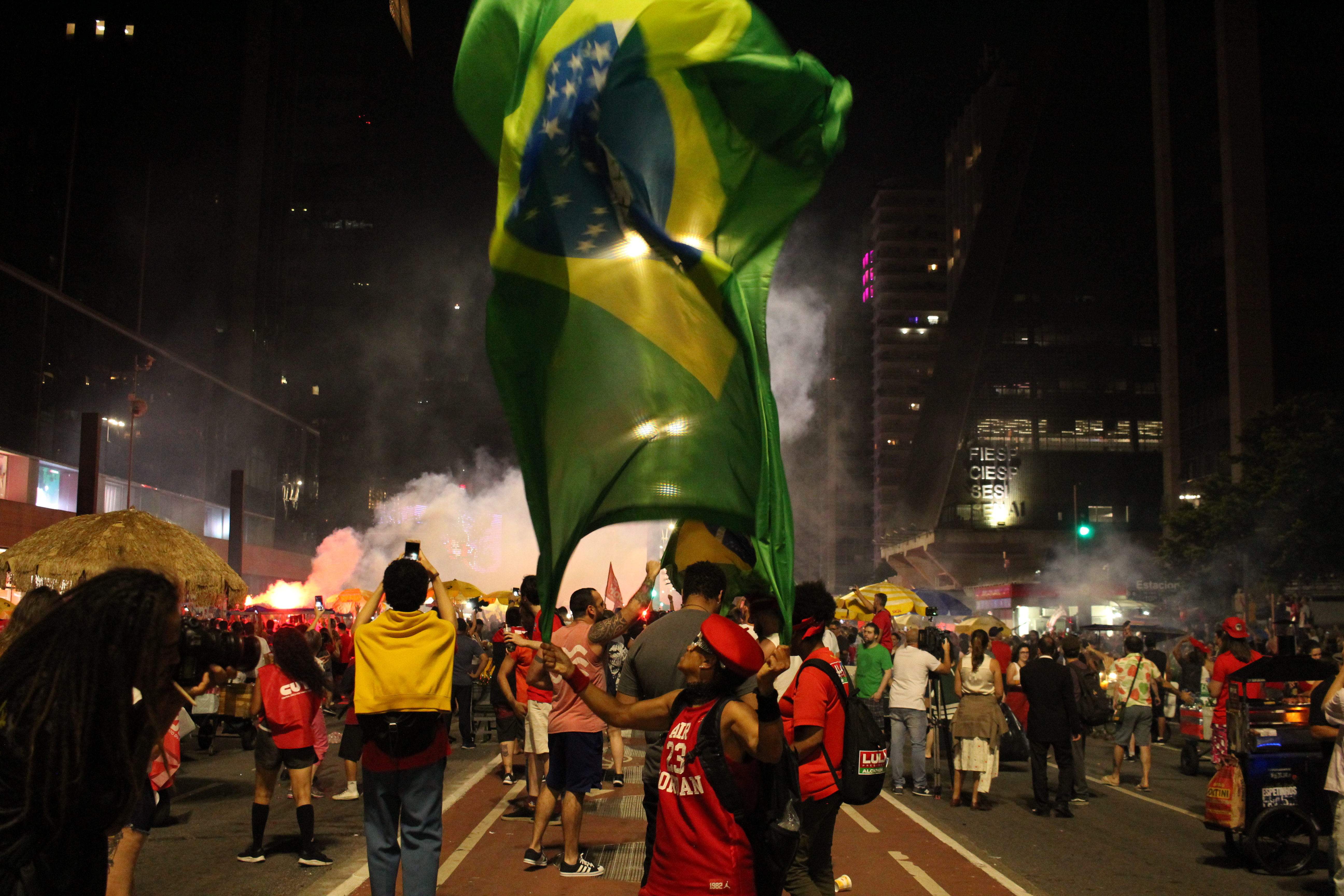 Eleitores de Lula PT festejam vitória na Avenida Paulista