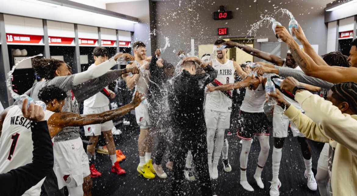 Time dos Blazers comemorando de forma tradicionalmente conhecida por marcar a momentos “on fire” de jogadores, mas nesse caso de um técnico. Foto: Instagram/ @tiagosplitter
