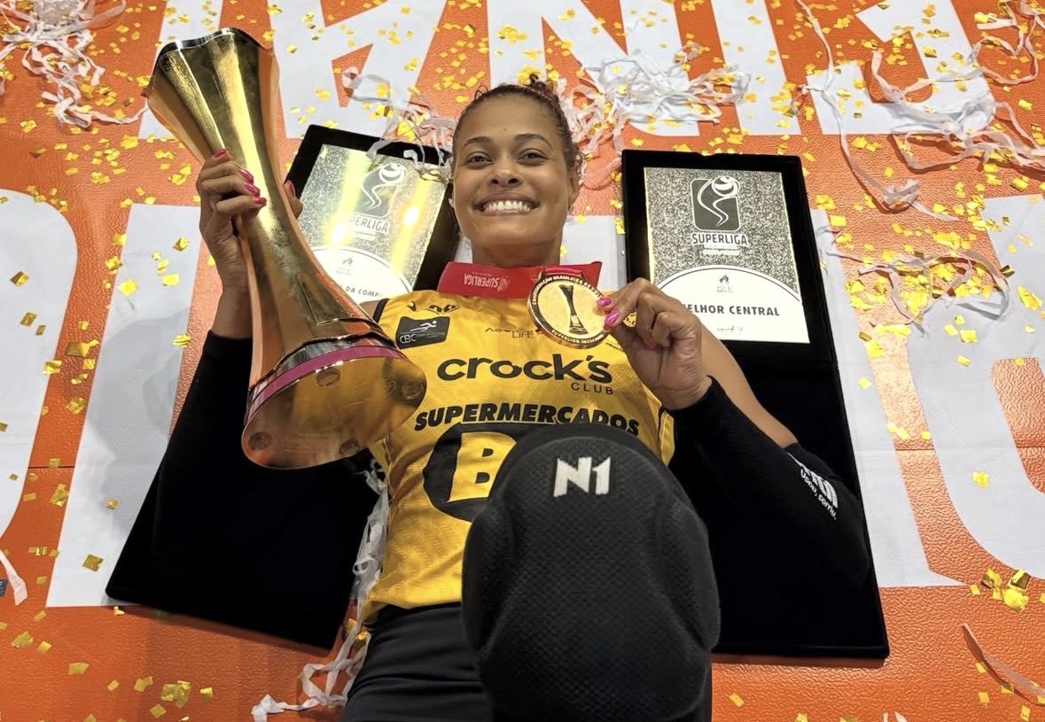 Adenízia após a vitória com o troféu, a medalha e os prêmios de Melhor Central e MVP 