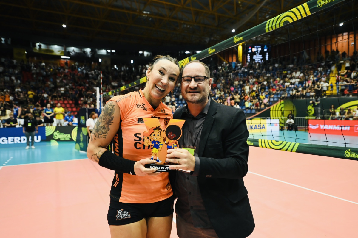 A imagem mostra a jogadora Tiffany Abreu, do Osasco, recebendo o troféu Viva Vôlei.