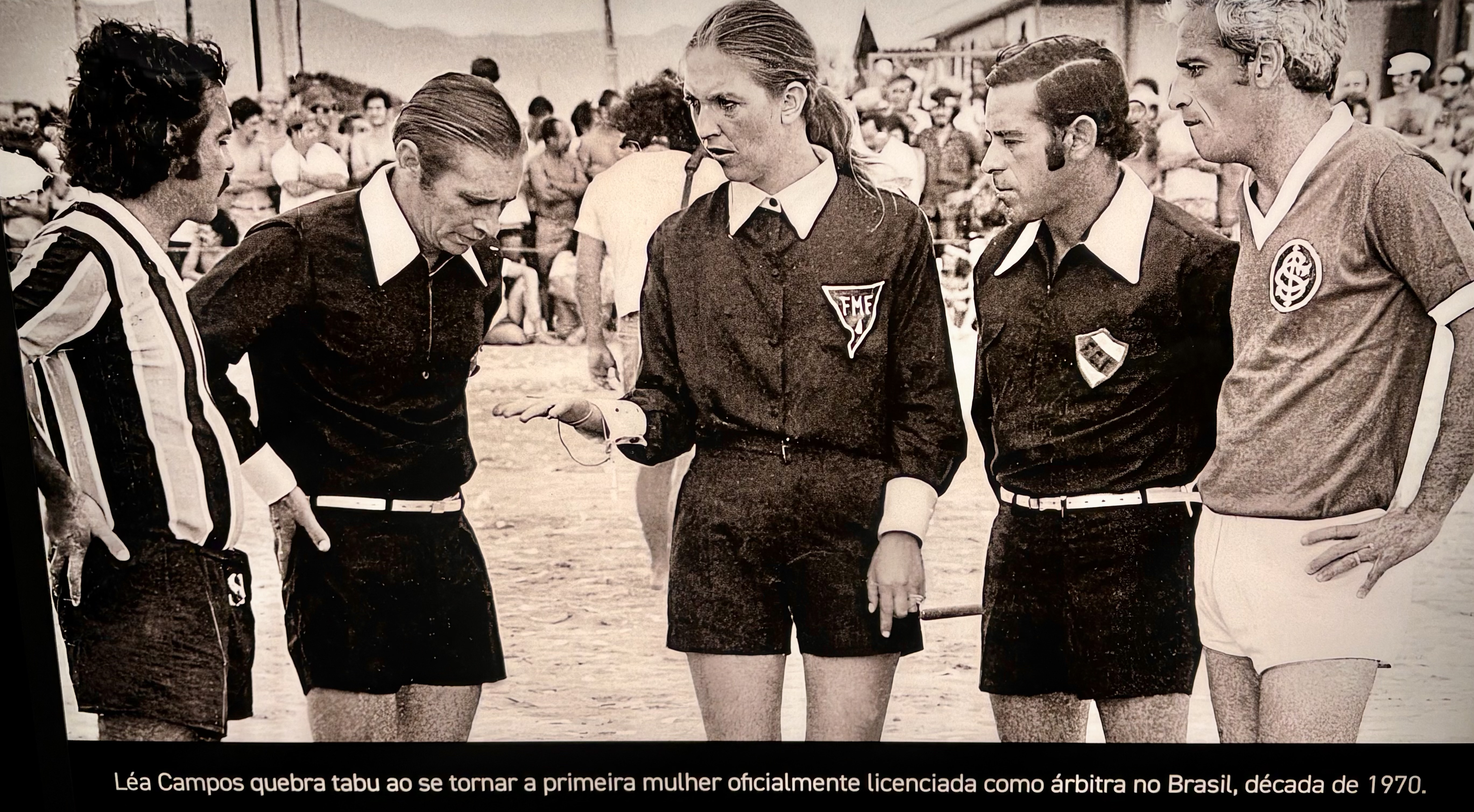 Exposição do Museu do Futebol, foto da primeira árbitra mulher a apitar um jogo.Foto:Juliana Hochman/Museu do Futebol.