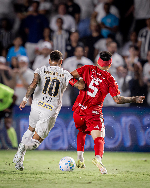 A imagem mostra Neymar disputando bola com Villagra