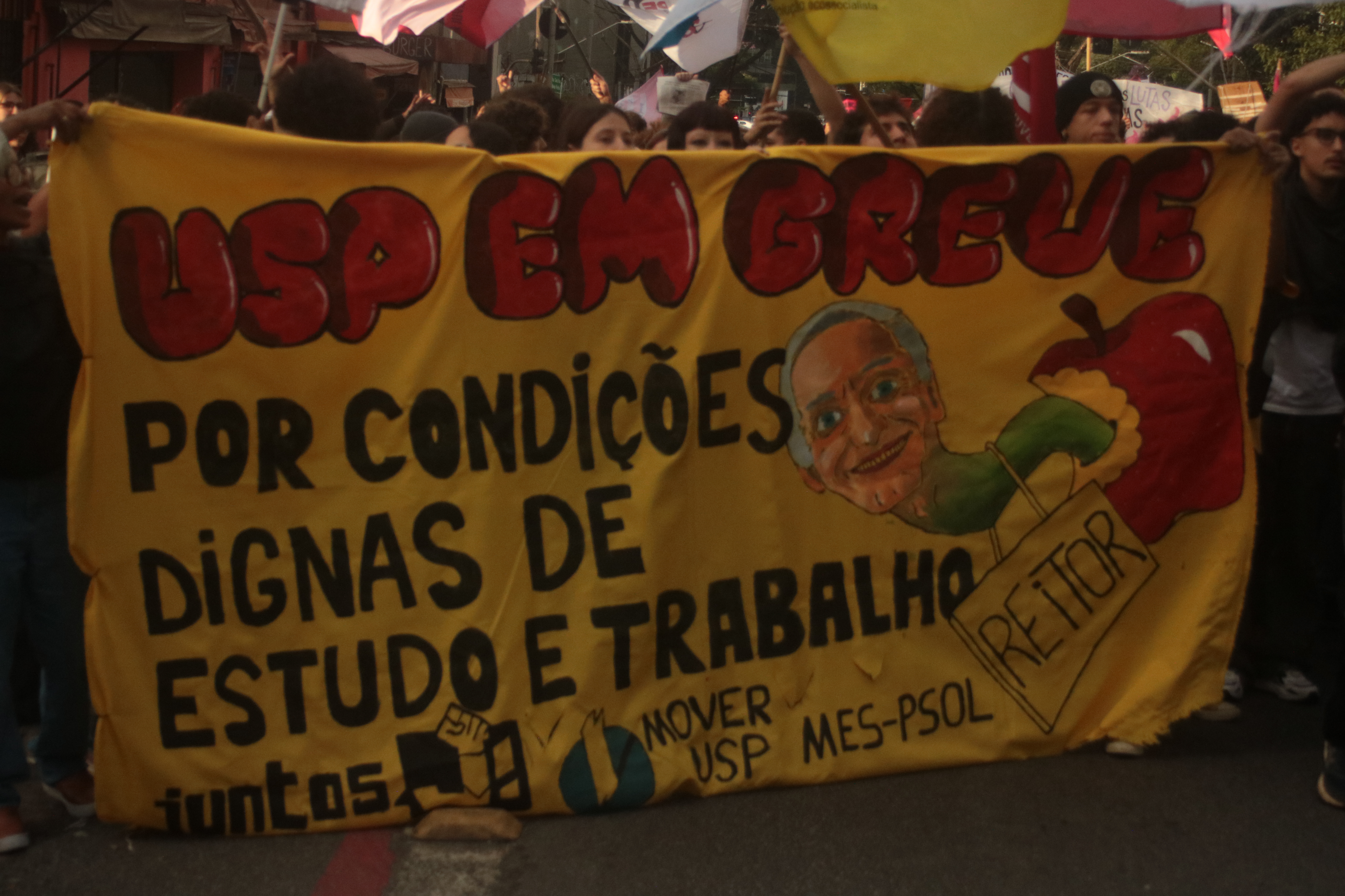 Banner manifestando a falta de ação e comunicação em relação às reivindicações dos estudantes. Foto: Gustavo Tonini/AGEMT 