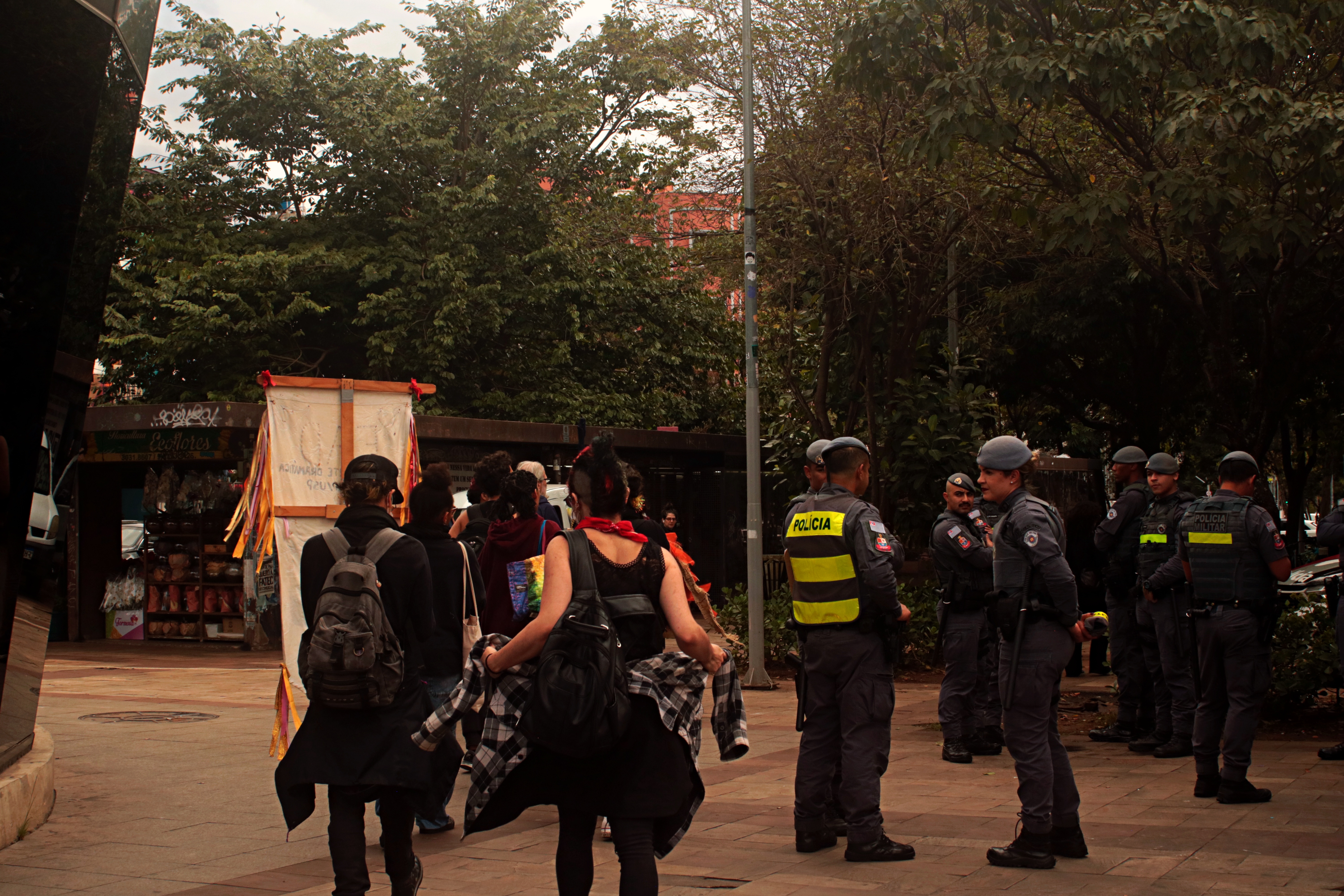 Na saída da estação, os policiais militares também estavam postados por onde os estudantes entravam no ato. Foto: Gustavo Tonini/AGEMT