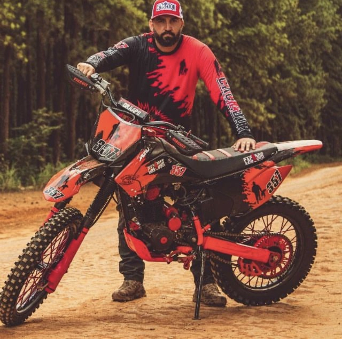 Mario Knichalla com sua moto. (Reprodução: Instagram | @canildocacador)