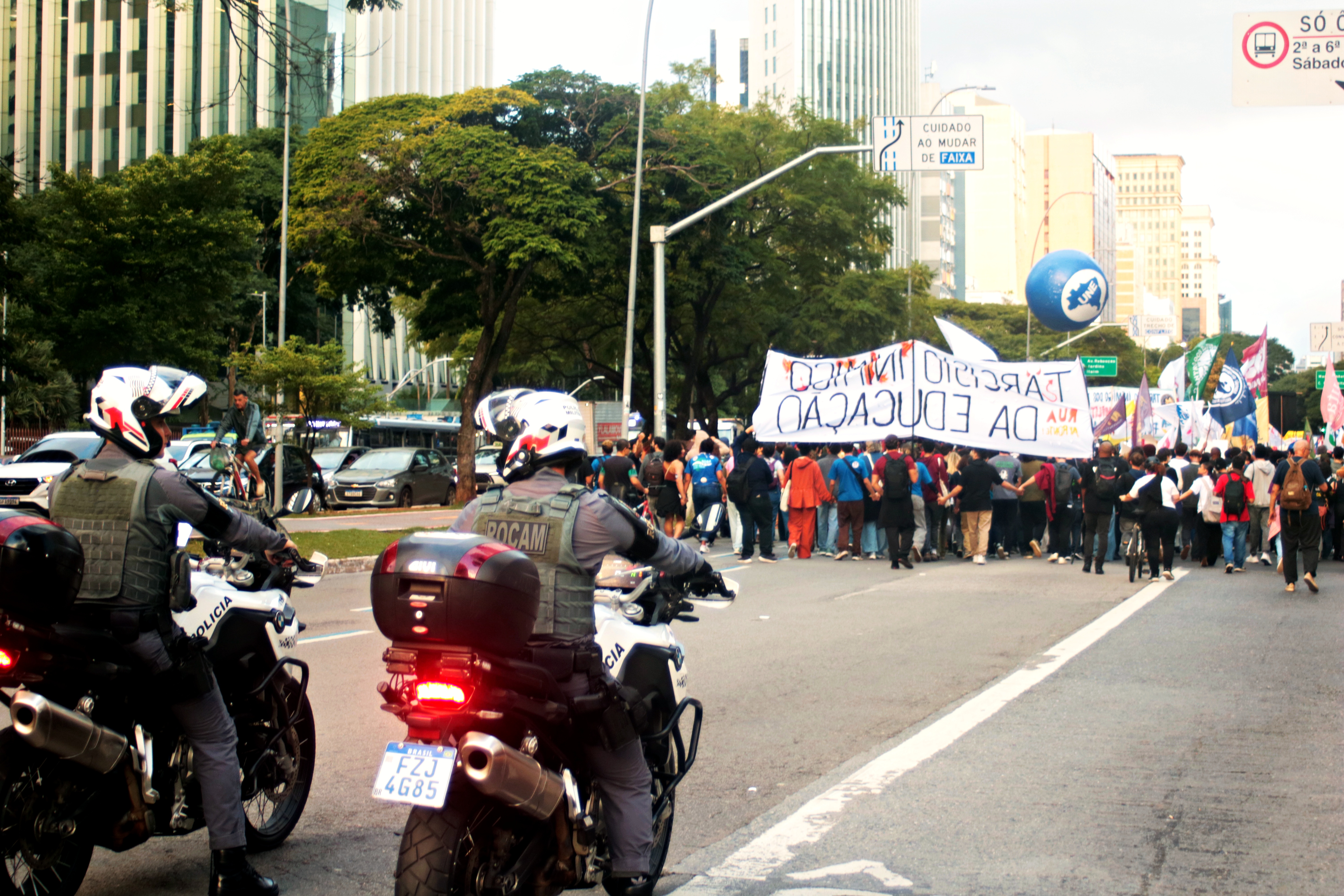 Os estudantes que estavam atrás fizeram uma corrente humana em frente aos automóveis da PM. Foto: Gustavo Tonini/AGEMT
