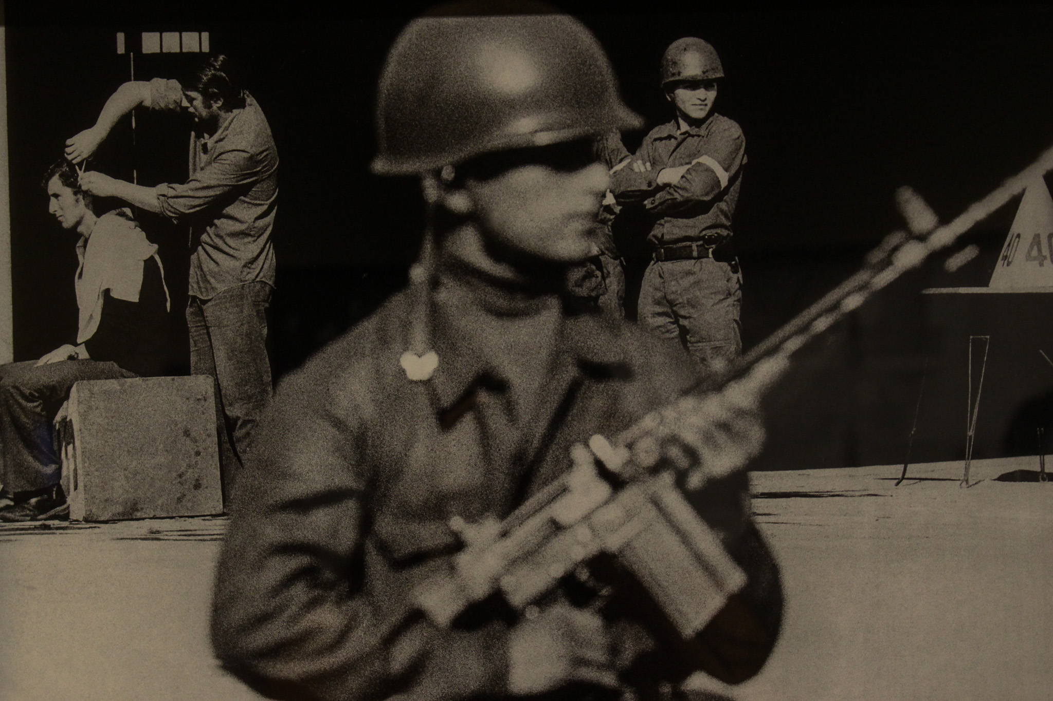 Militares chilenos e encarcerados no Estádio Nacional do Chile em 1973, por Evandro Teixeira