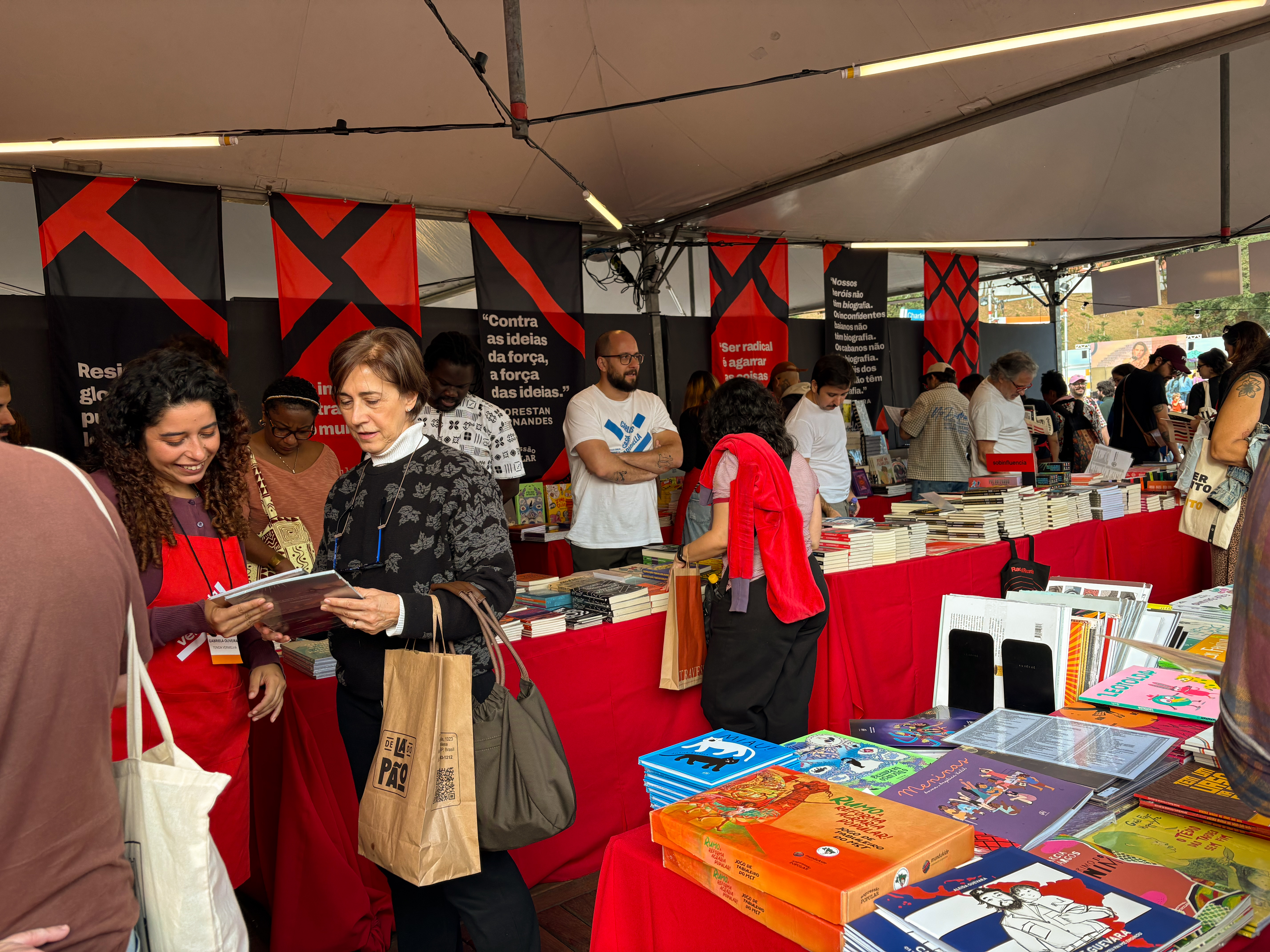 Visitantes exploram estandes engajados na Feira do Livro que promovem a reflexão social, a política e a força das ideias. Foto: Laura Celis