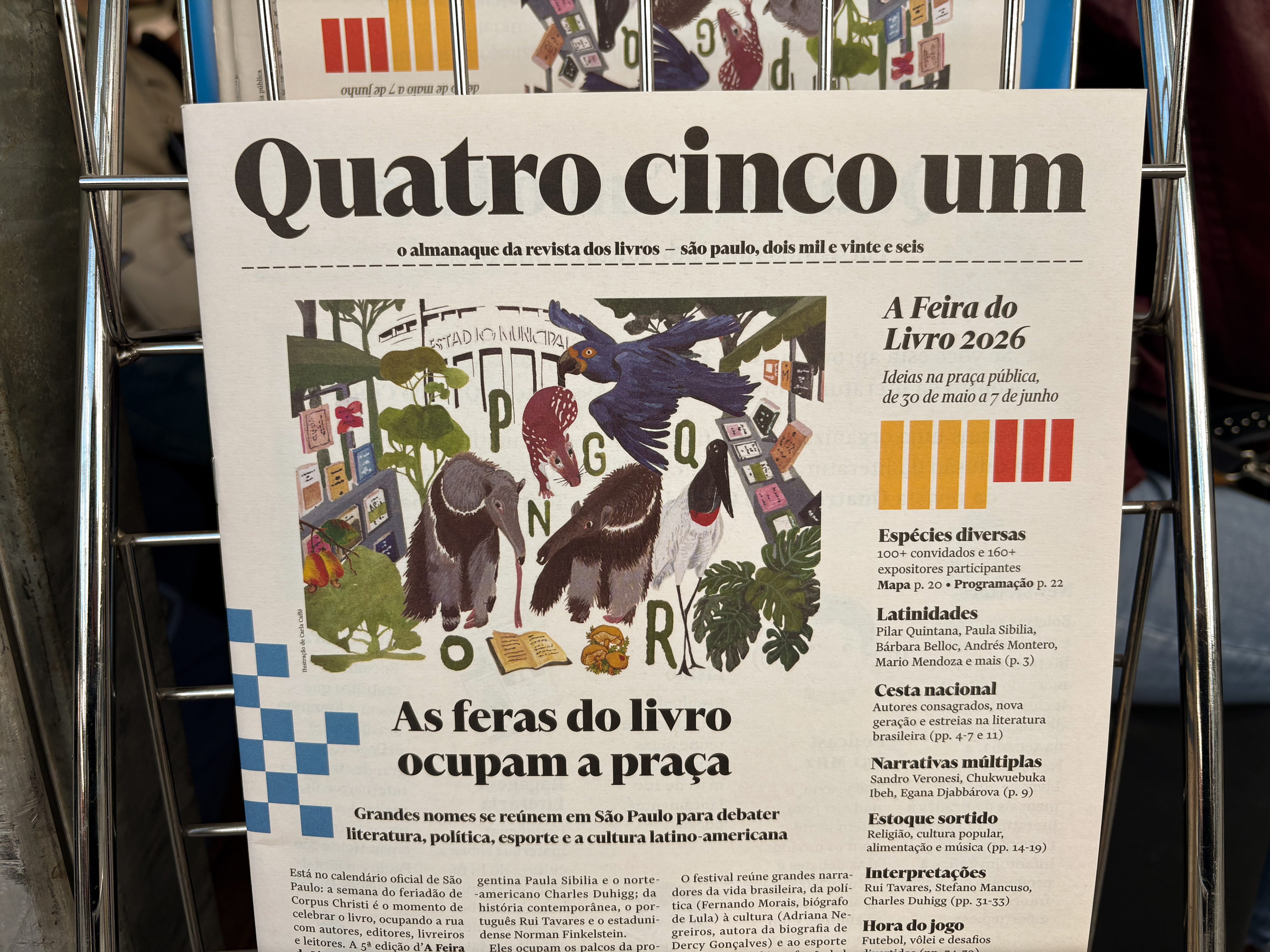 Edição do jornal da revista "Quatro Cinco Um" celebrando a ocupação da Praça Charles Miller pelas "feras do livro". Foto: Laura Celis