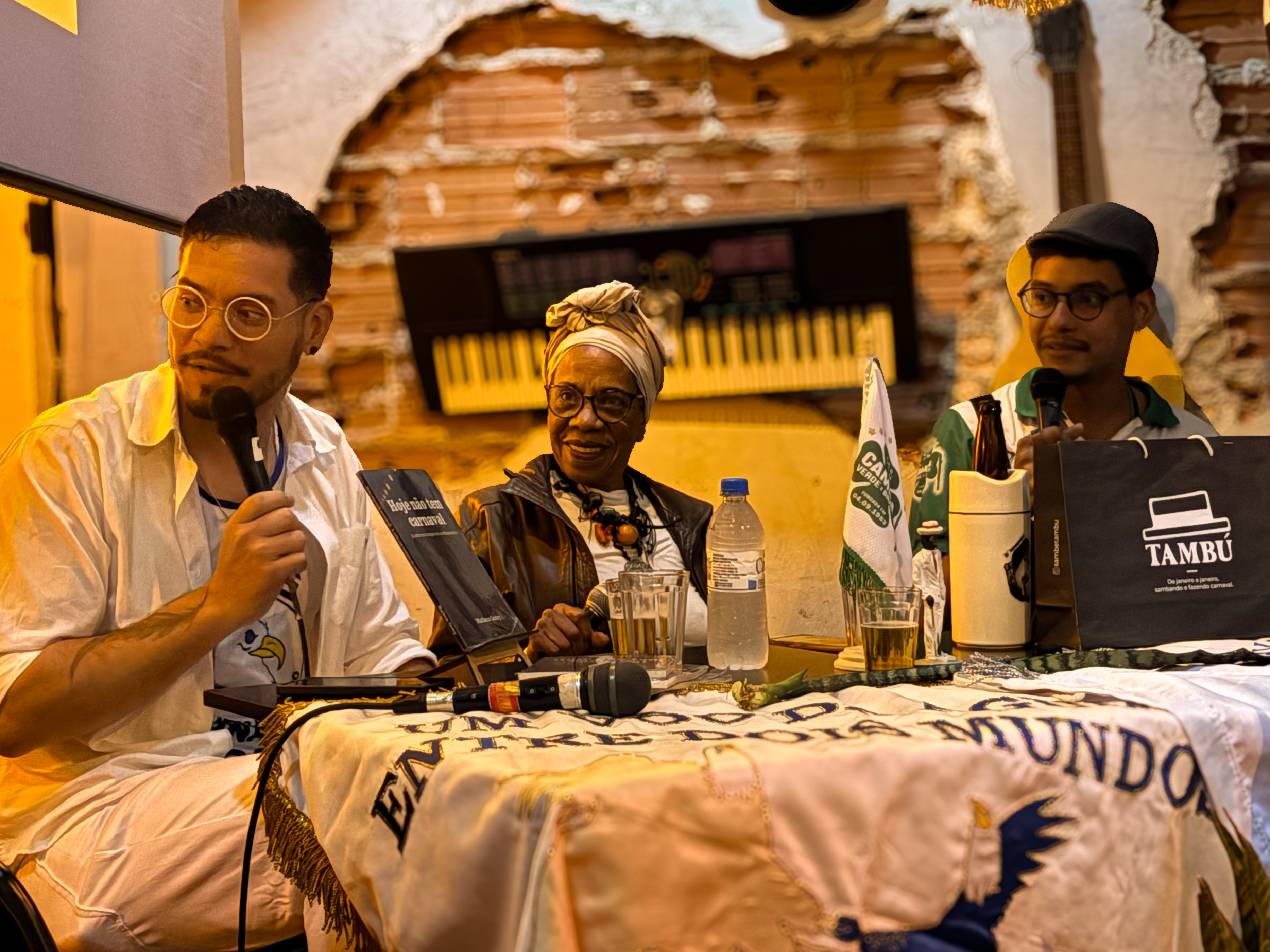 Renan Ribeiro, Edleia dos Santos e Matheus Godoy conduzindo a mesa sobre o protagonismo negro no Carnaval de SP. Foto: Laura Celis
