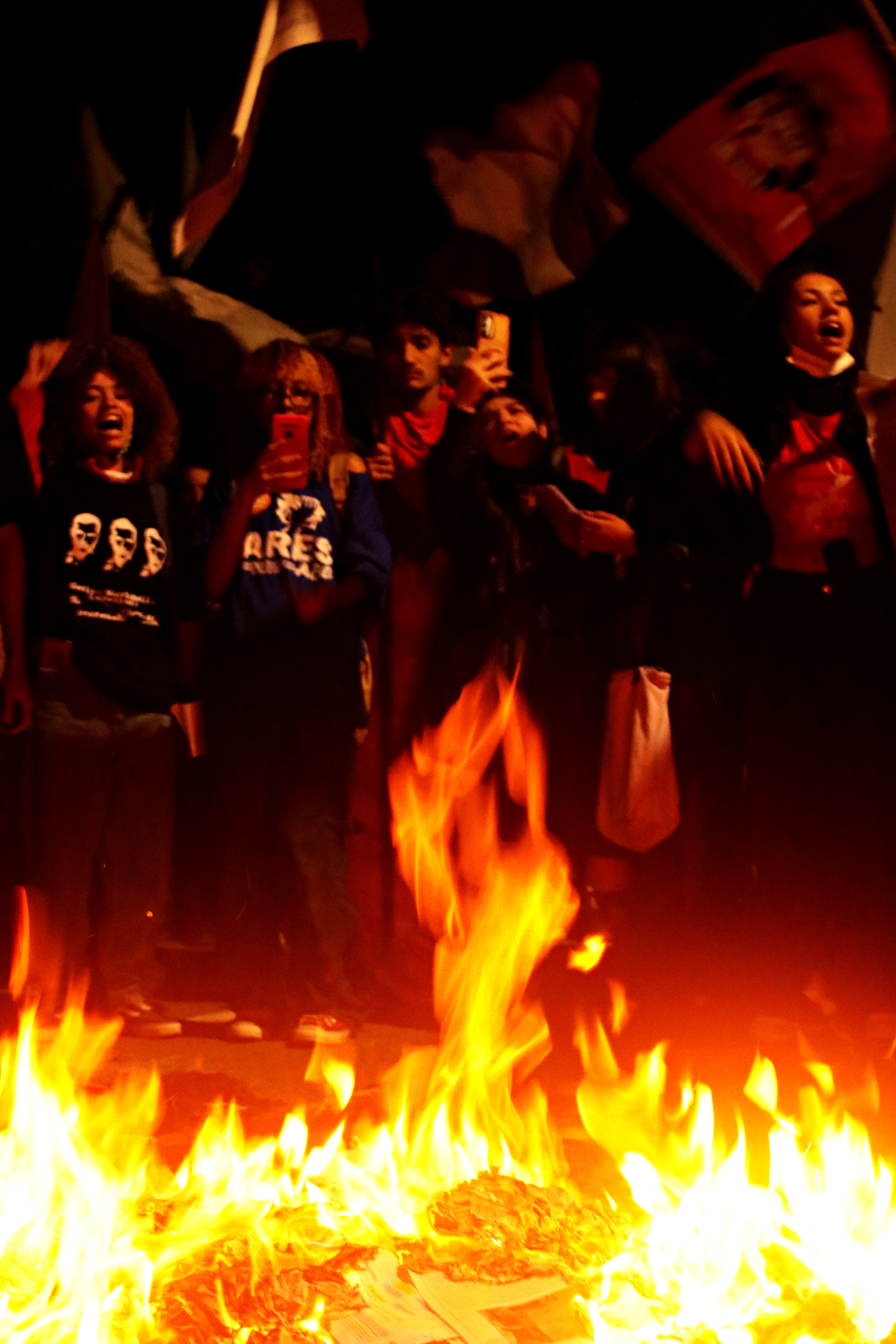 No momento em que os representantes furaram o bloqueio, os estudantes atearam fogo em apostilas e inflamaram seus cantos. Foto: Gustavo Tonini/AGEMT.