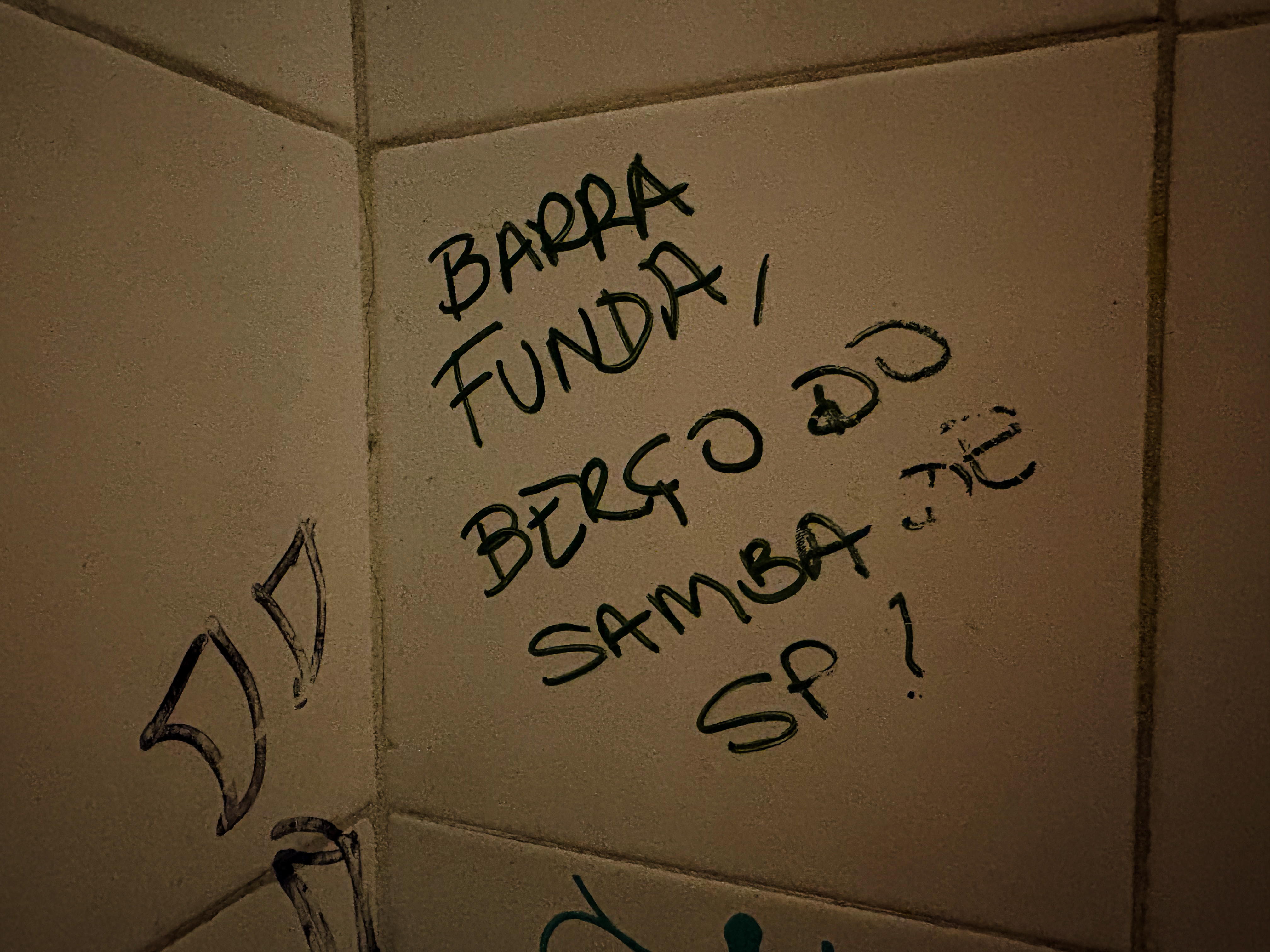 A mensagem nas paredes do local reafirma o orgulho do bairro: "Barra Funda, Berço do Samba de SP!". Foto: Laura Celis