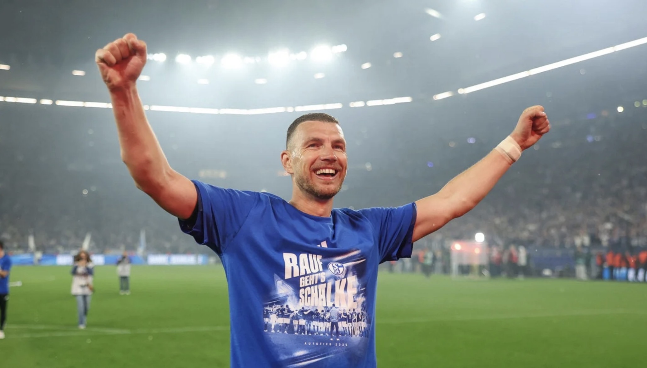 Dzeko celebrou de perto o retorno do Schalke à Bundesliga