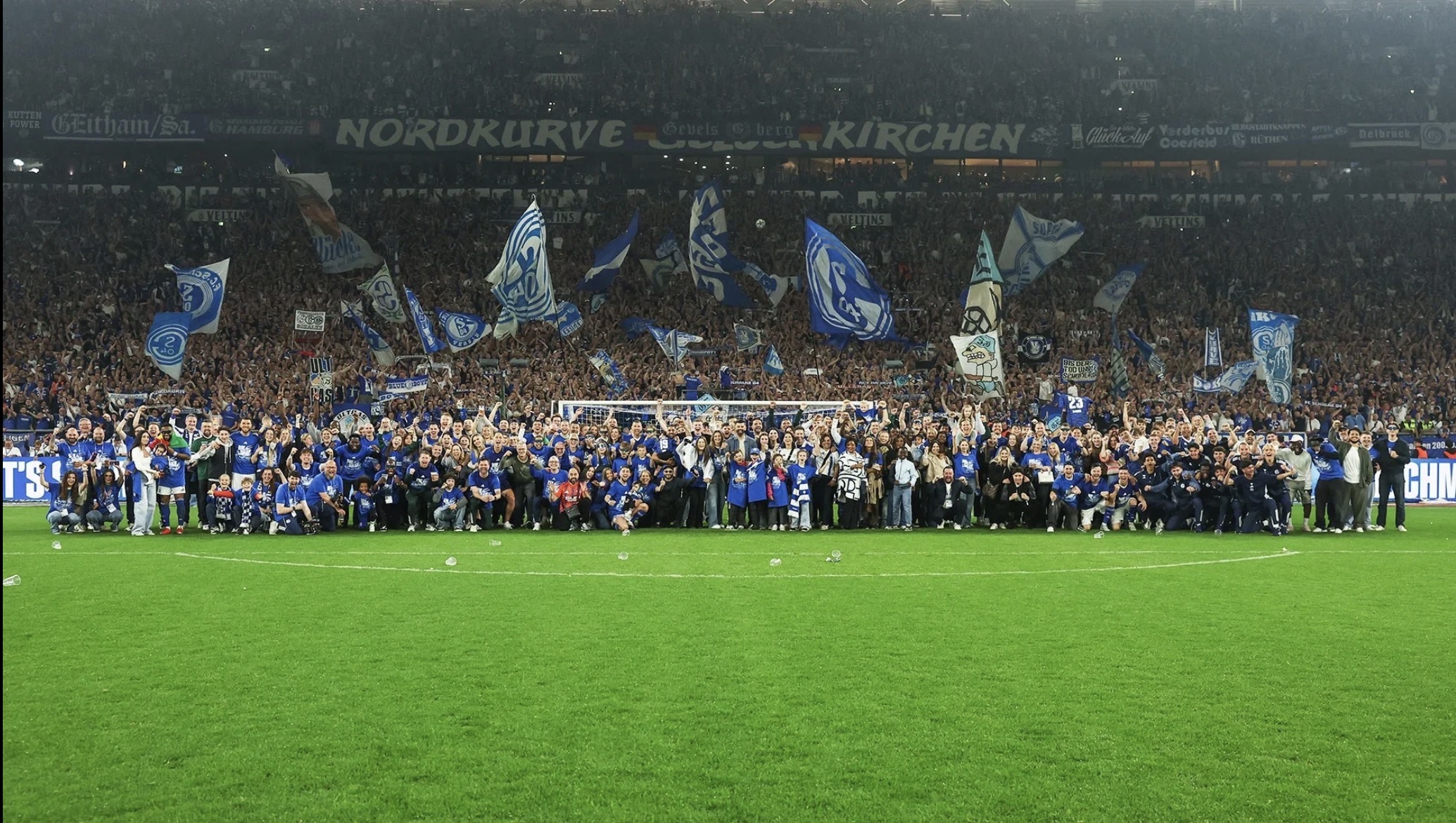 Torcida do Schalke 04 transformou estádio em um verdadeiro mar azul na festa do acesso 