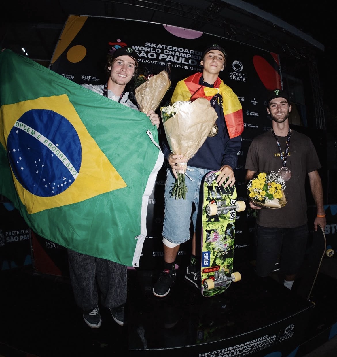 Pódio do skate park masculino, com Kalani Konig em segundo lugar. Imagem: @worldskatesb no Instagram.
