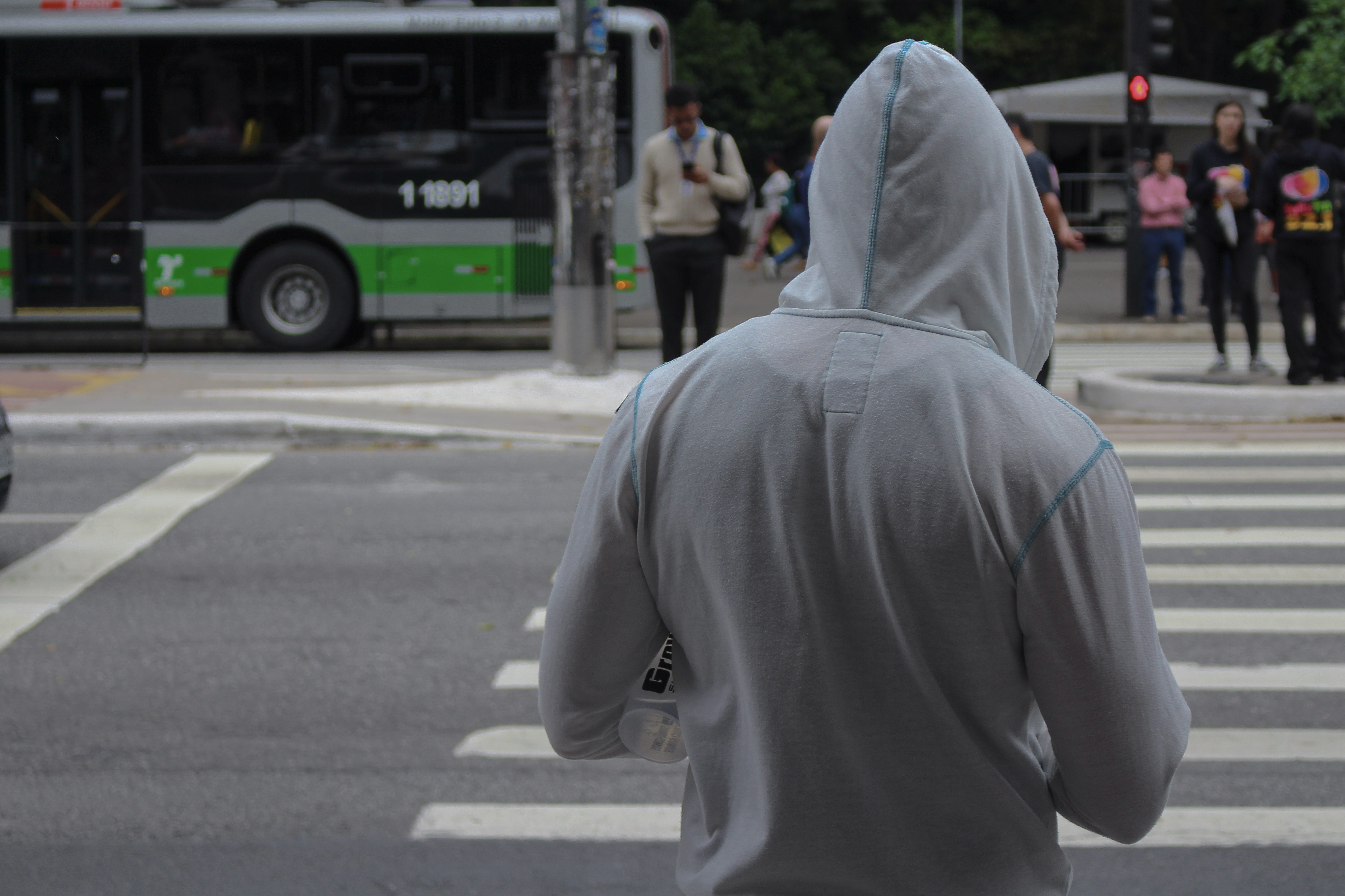 Homem atravessando a rua. Foto: Laura Celis