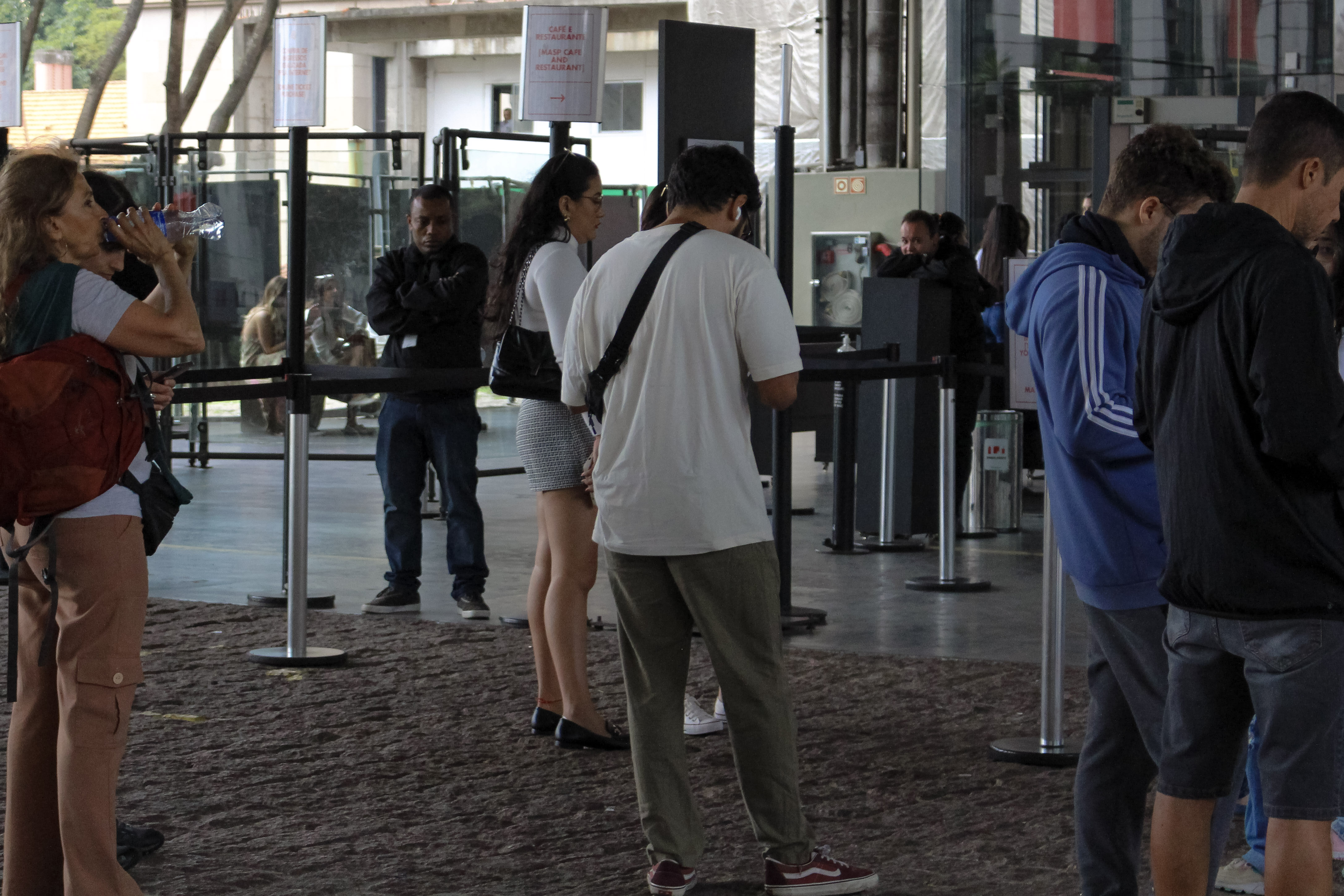 Homem na entrada do MASP. Foto: Laura Celis