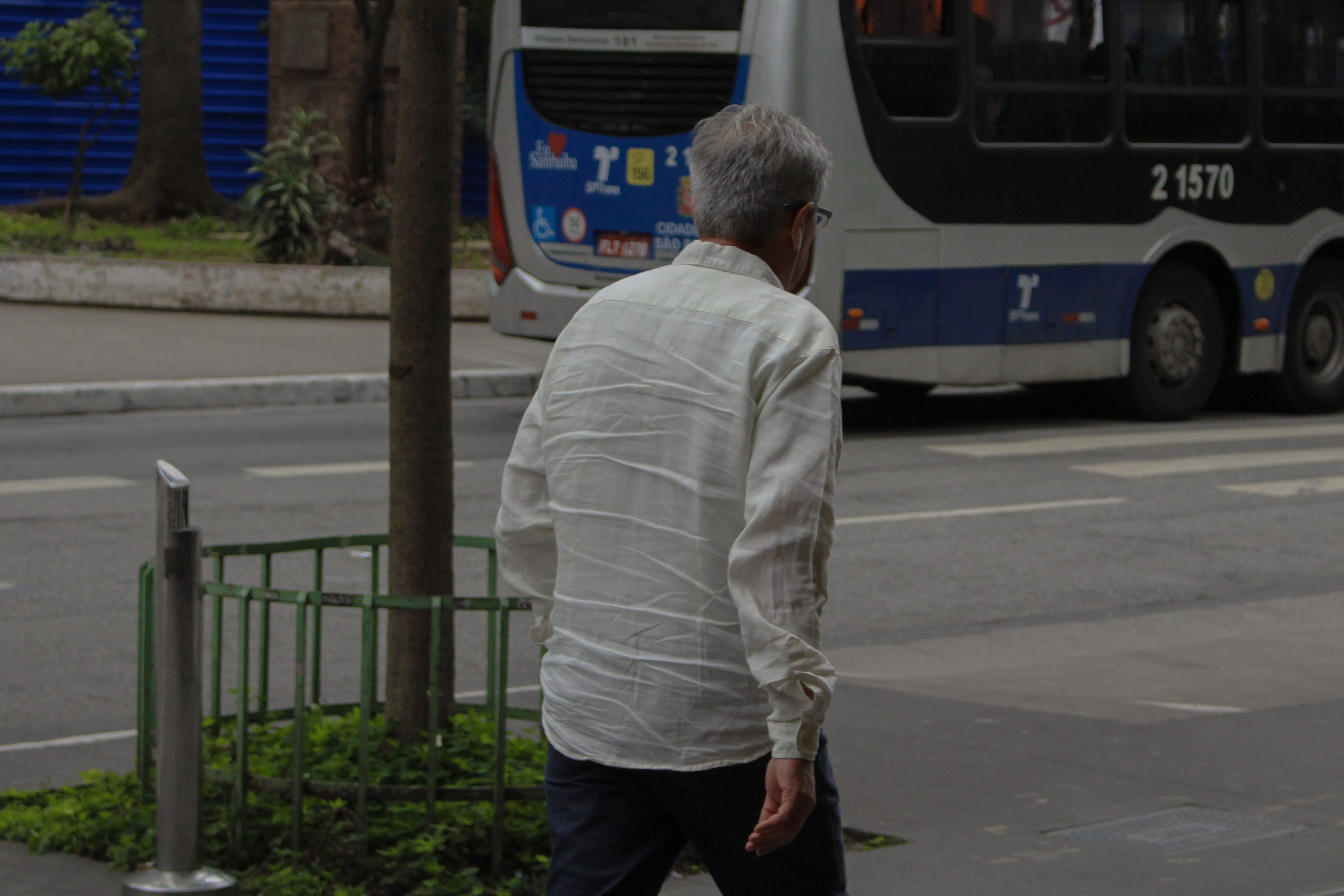 Homem caminhando na Avenida Paulista. Foto: Laura Celis