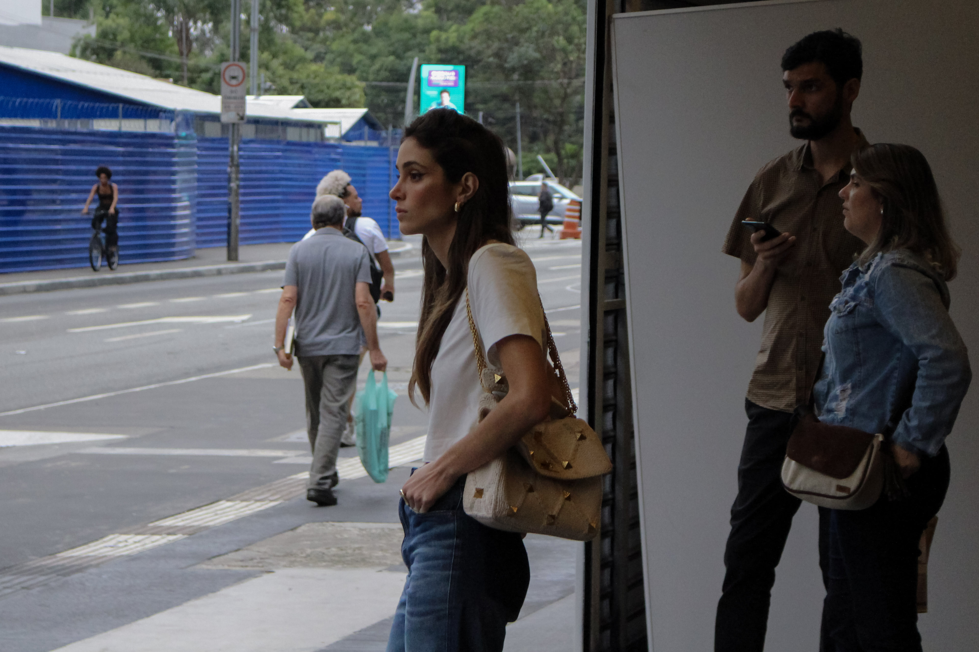 Mulher vestida de branco saindo do IMS