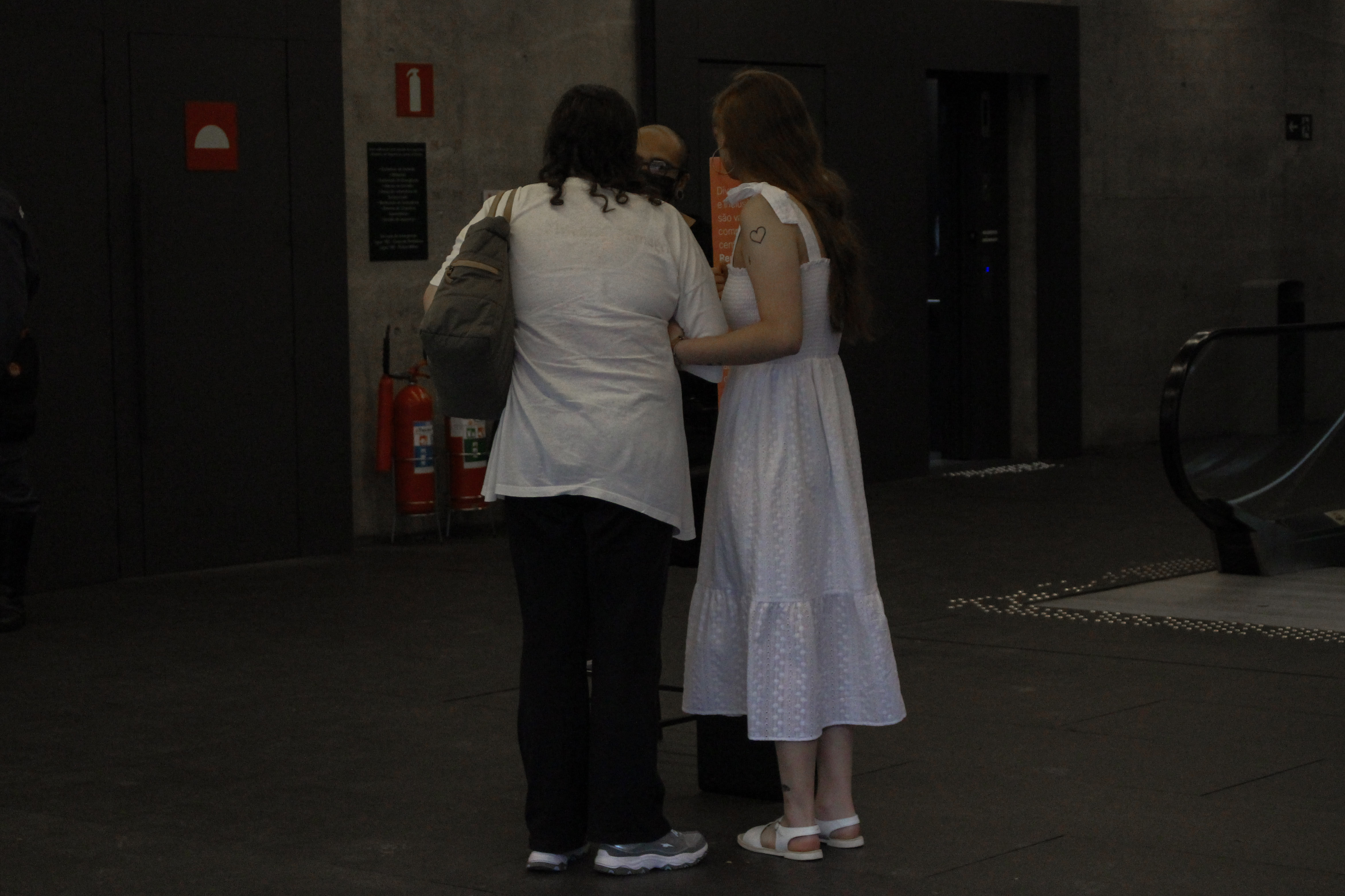 Mãe e filha entrando no IMS. Foto: Laura Celis