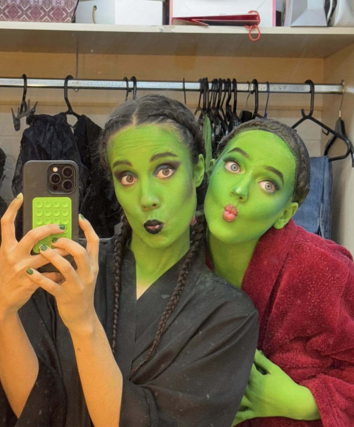 Myra Ruiz e Tabatha Almeida nos camarins de Wicked Brasil - Imagem via Instagram @tabatha