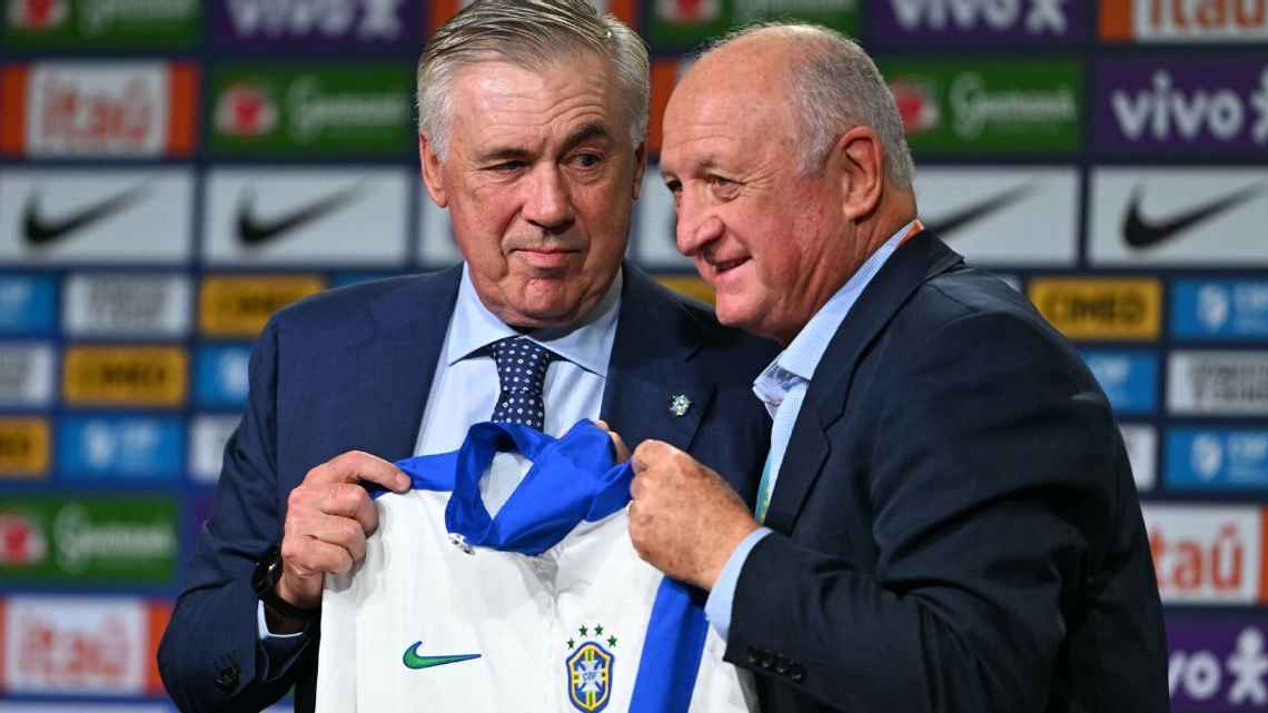 Encontro de Ancelotti e Felipão, técnico do penta. Foto: Mauro Pimentel/AFP via Getty Images