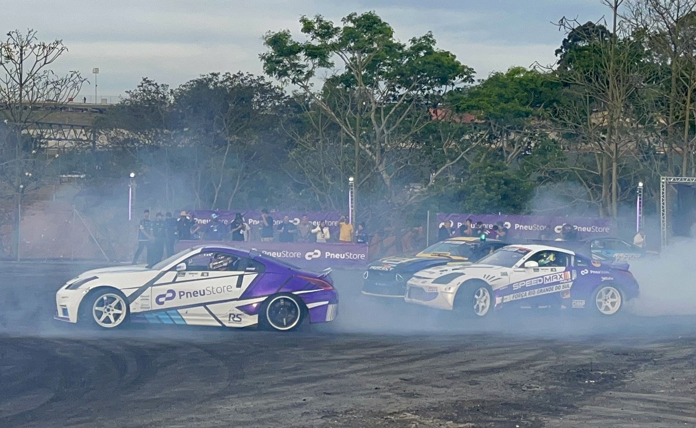 Três carros de drift, dois Nissan 350Z e um Nissan Silvia na p[ista de drift