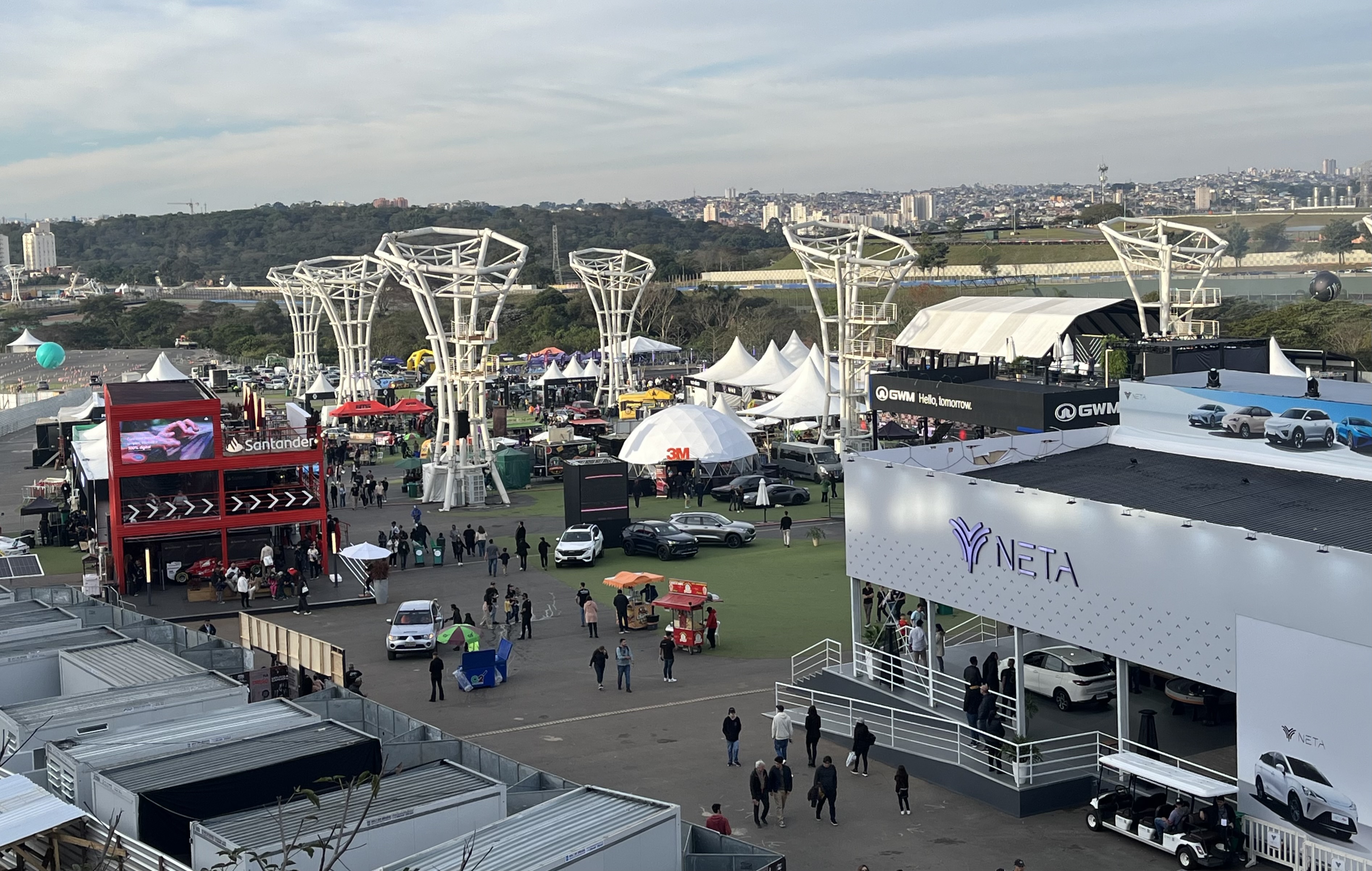 Vista de cima da pista de Interlagos durante o Festival Interlagos Carros 2024