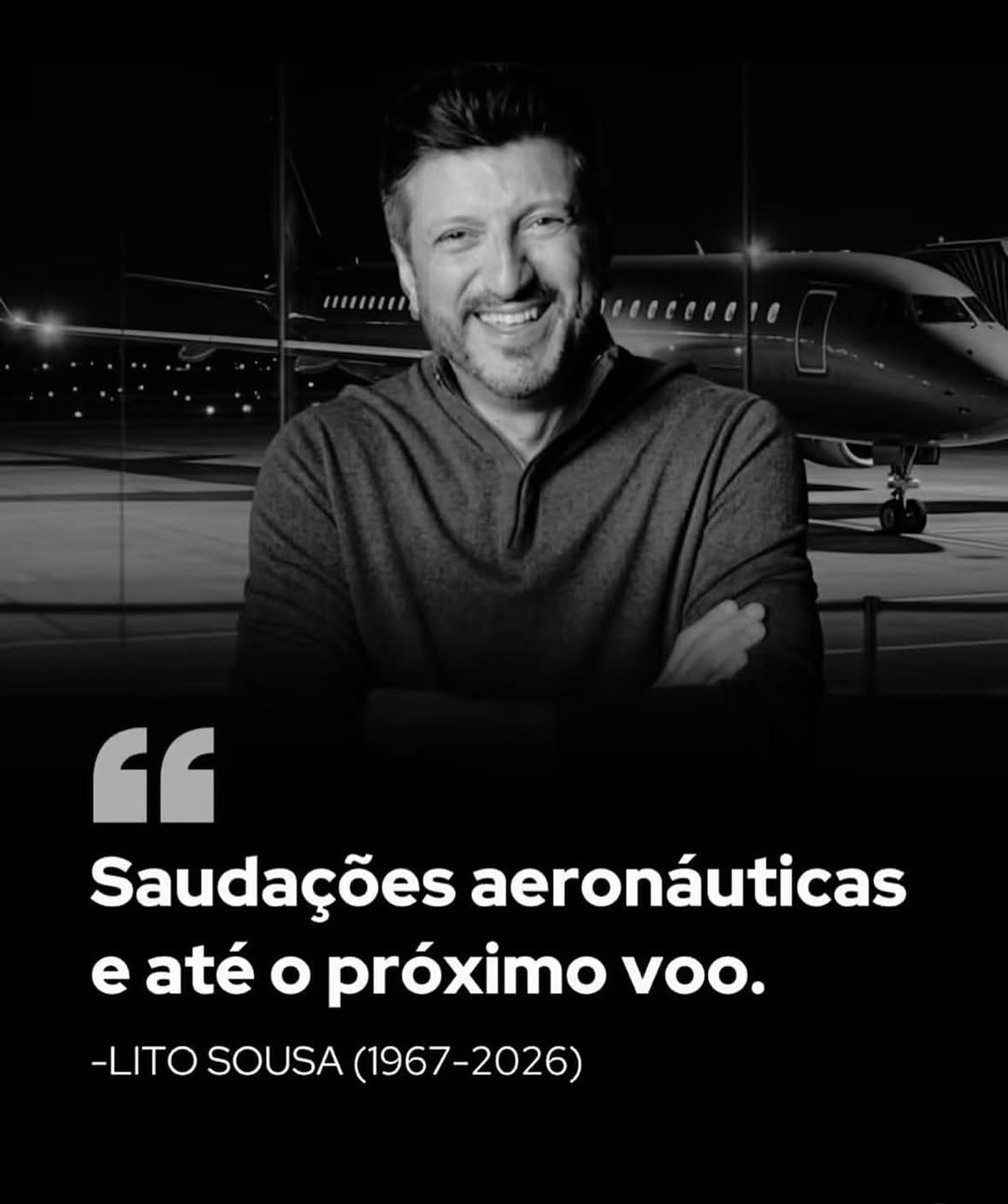 Montagem em preto e branco mostrando uma pessoa diante de um avião, acompanhada da mensagem: “Saudações aeronáuticas e até o próximo voo.” Assinatura: “Lito Sousa (1967–2026)”.