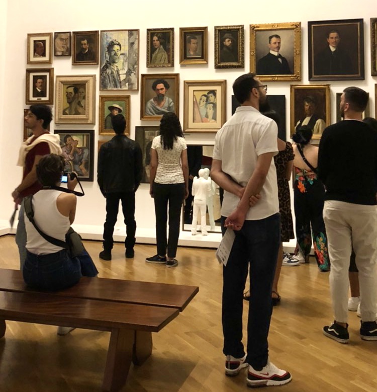 pessoas admirando acervo da pinacoteca 