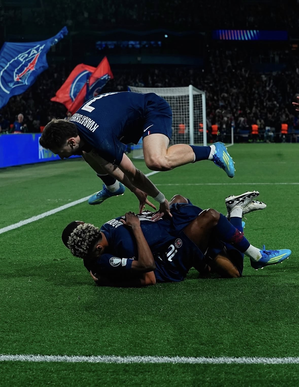 Com os nove gols marcados , essa partida se tornou a semifinal com o maior número de gols em um único jogo na história da competição. Reprodução: Instagram / @psg