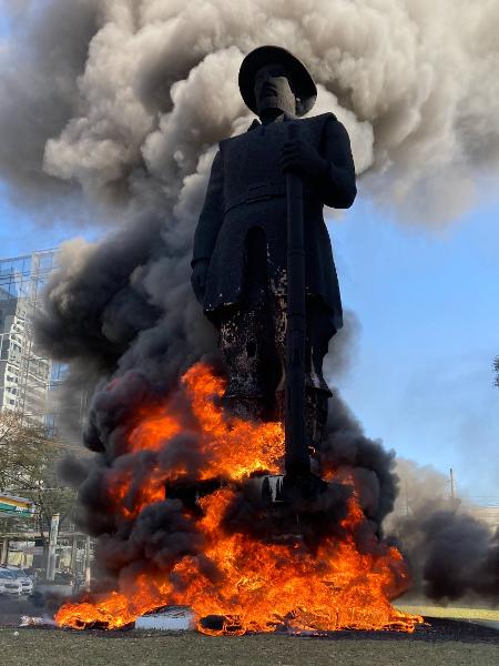 Estátua de Borba Gato em chamas - Imagem: Gabriel Schlickmann/Ishoot/Estadão Conteúdo - UOL