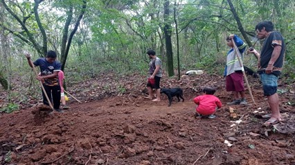 Indígenas Mbya Guarani construindo casas para quem precisa (Reprodução: Arquivo Pessoal) 