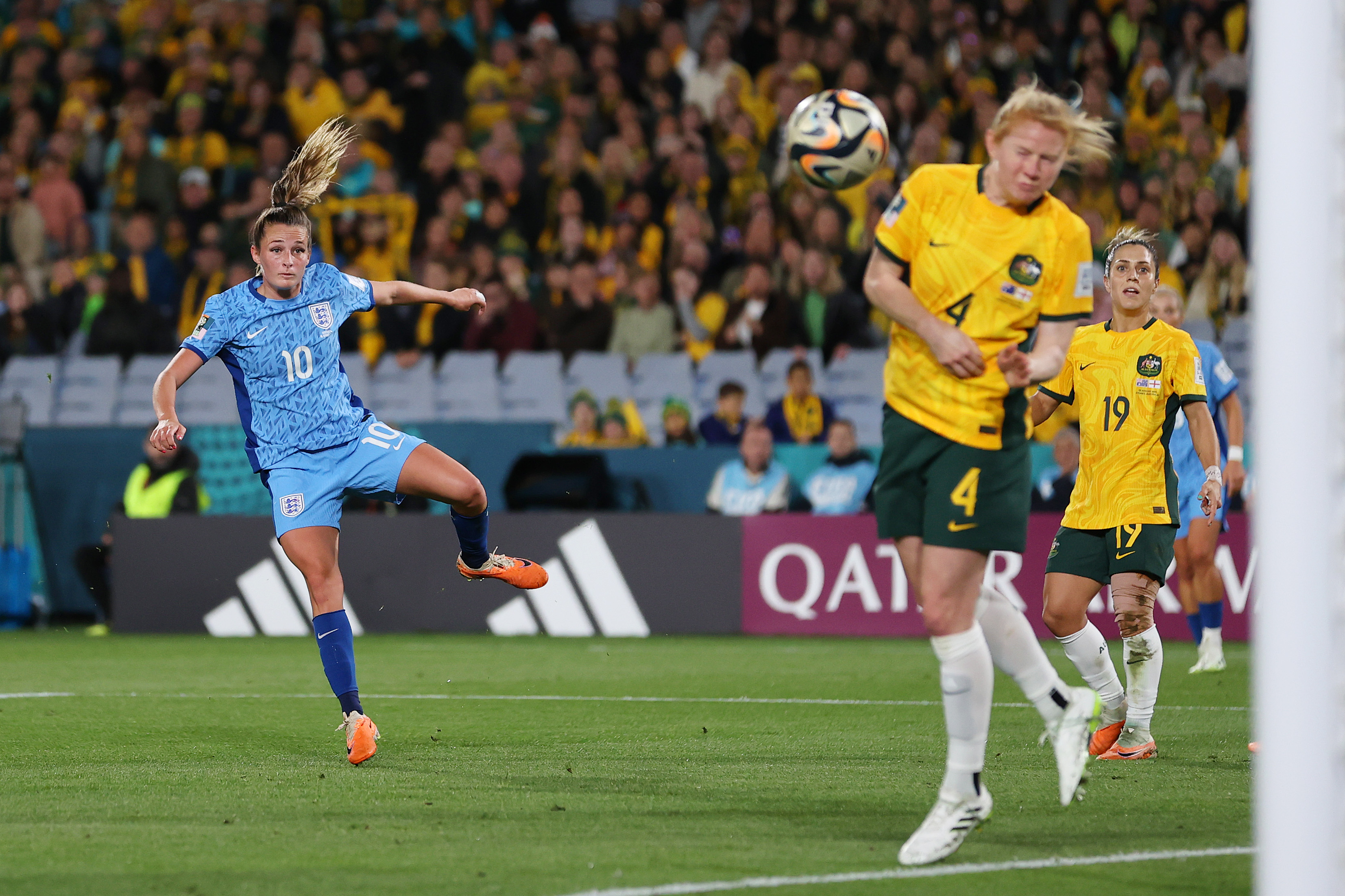 Inglaterra ganha das donas da casa e está na final