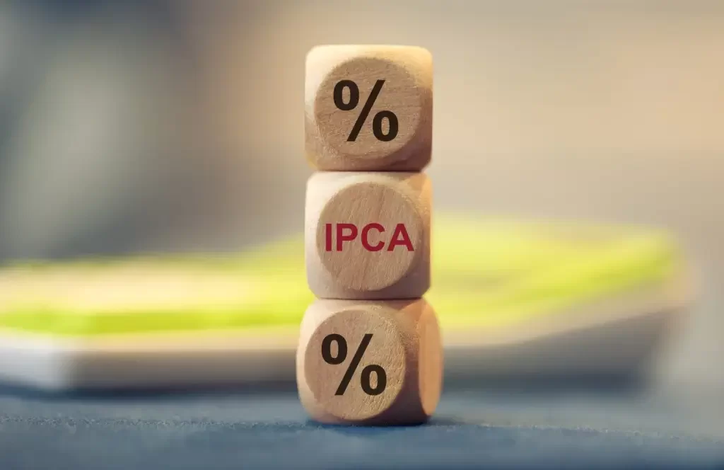 imagem com três dados empilhados, o primeiro e o último com o símbolo de porcentagem e o do meio escrito IPCA