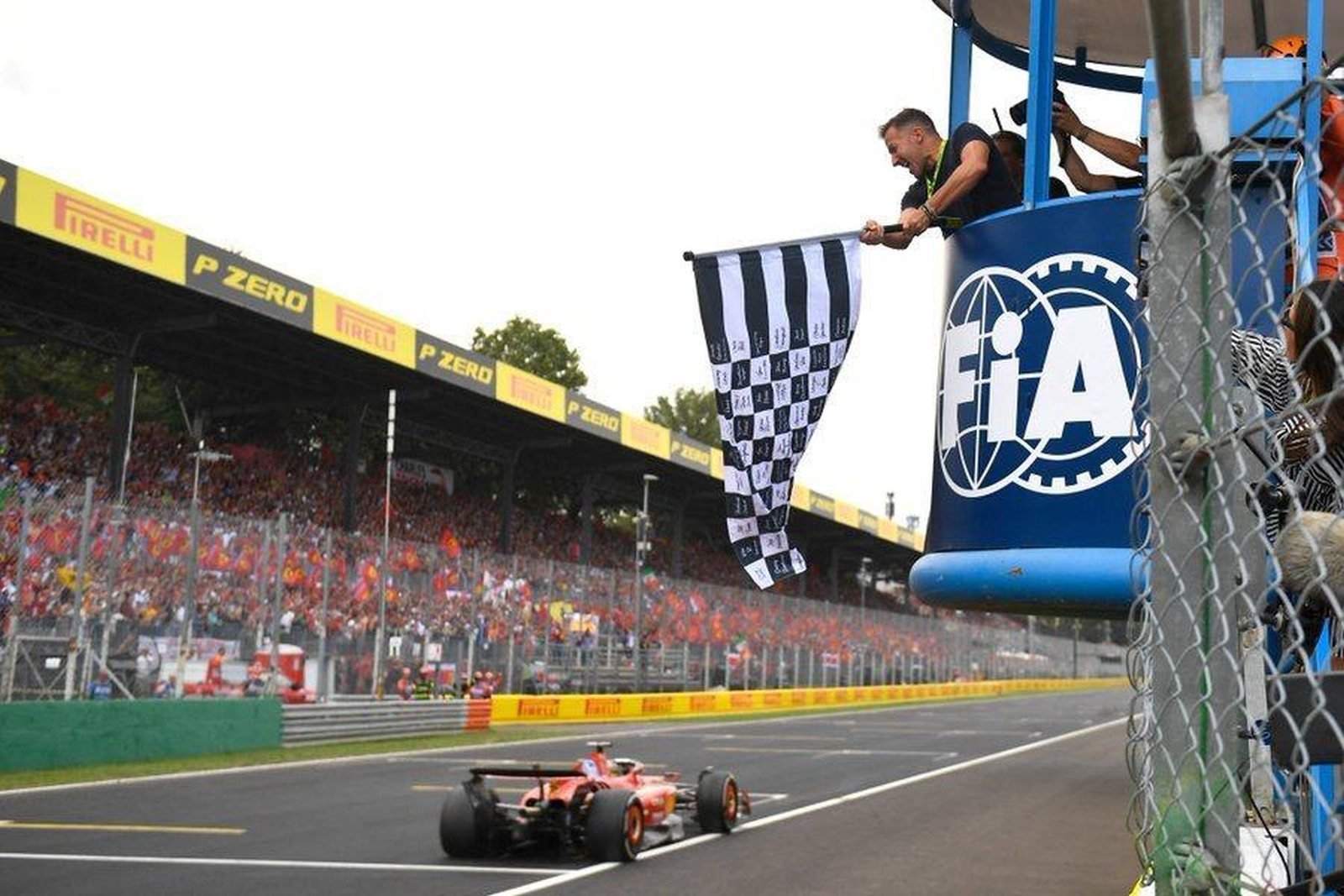 Ferrari de Leclerc sendo a primeira a ver a bandeira quadriculada em Monza. –  Foto:Reprodução/F1