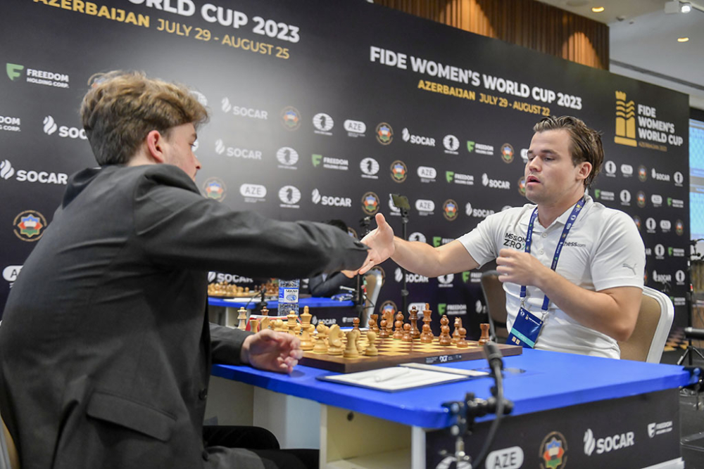 Enquanto Praggnanandhaa e Magnus Carlsen lutavam pelo primeiro