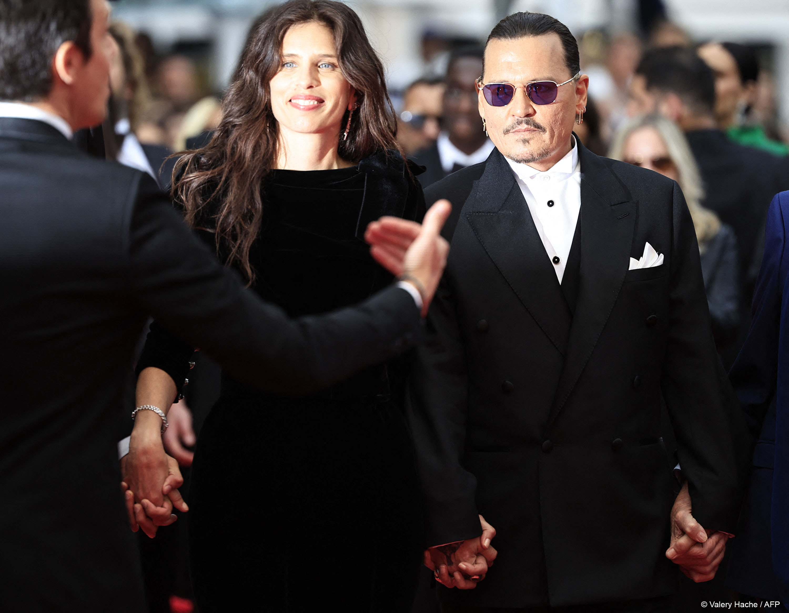 Maïwenn e Johnny Depp chegando no Grand Théâtre Louis Lumière para a estreia de "Jeanne du Barry". Imagem: Valery Hache/AFP.