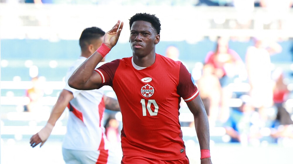 Jogador canadense Jonathan David comemora gol contra o Peru – Foto: Hector Vivas / GETTY IMAGES via AFP