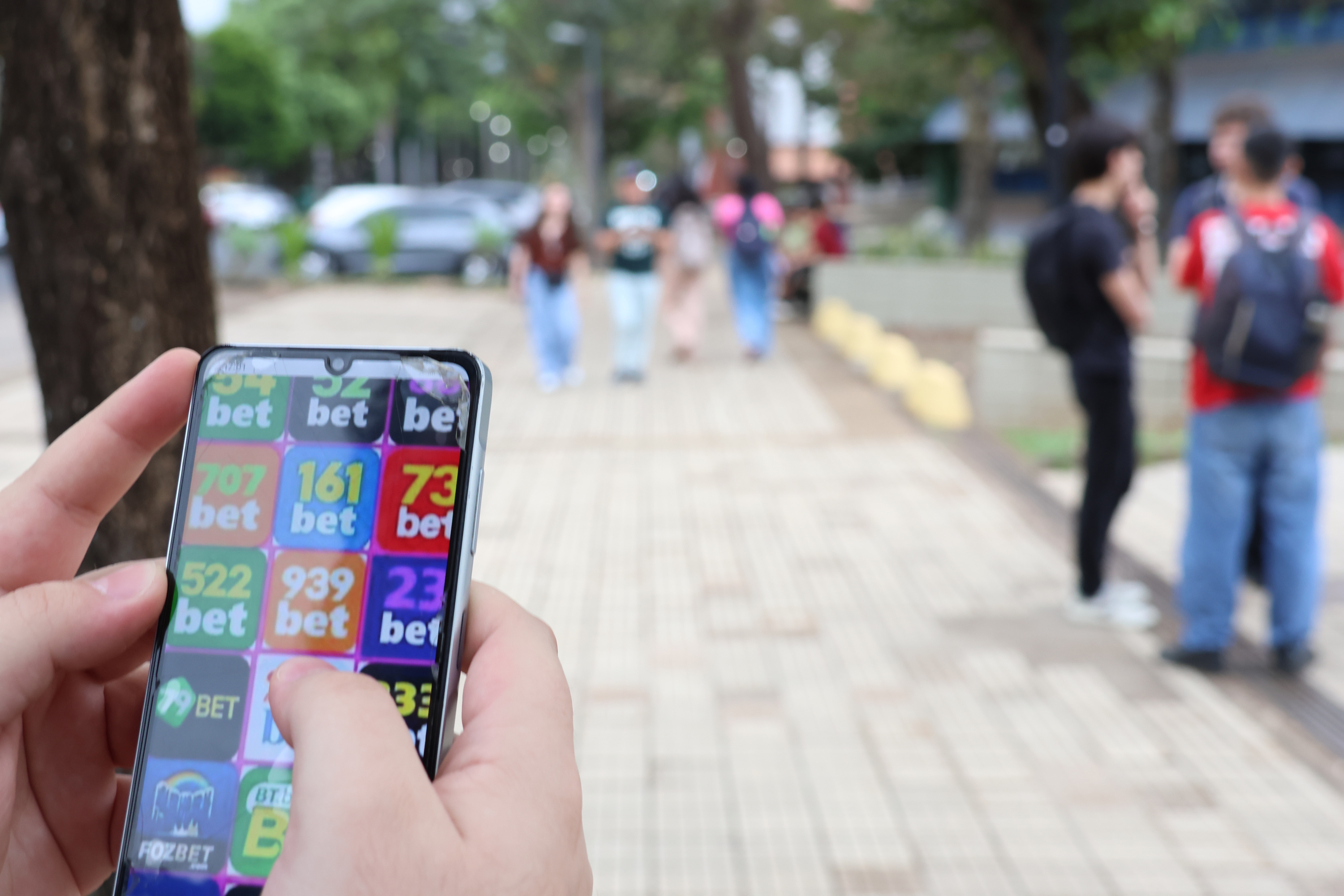 O fácil acesso às plataformas digitais pode exacerbar o risco de vício em uma comunidade altamente conectada como a universitária (Foto: Marco Cavalcanti)